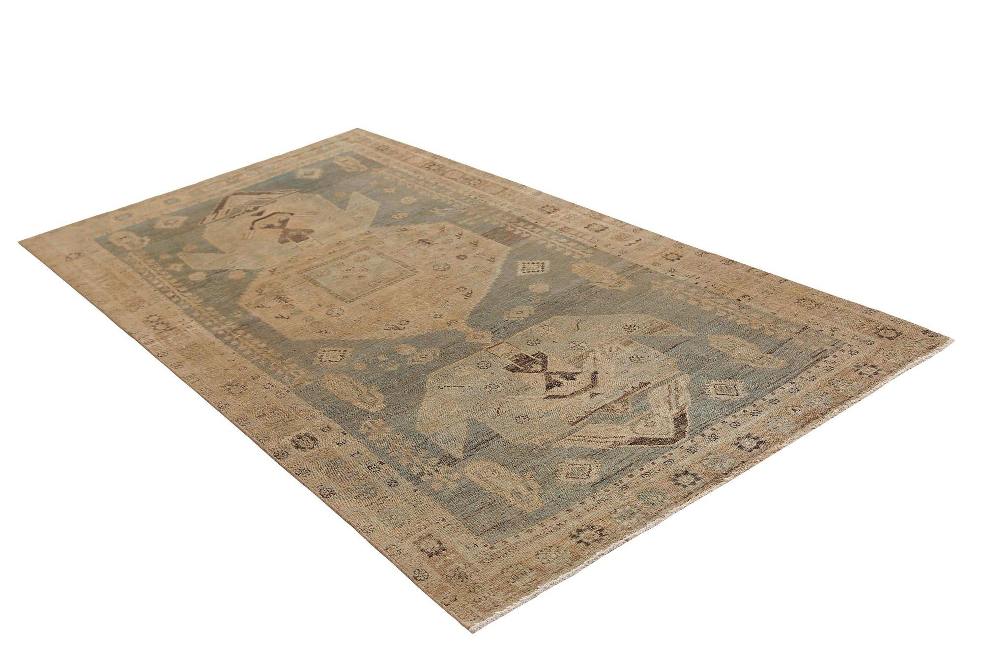 Scopri l'eleganza del tappeto persiano Bijar di piccole dimensioni del 1880 circa. Progettato con lana e grigio-avorio, questo design esclusivo è perfetto per valorizzare il tuo spazio.