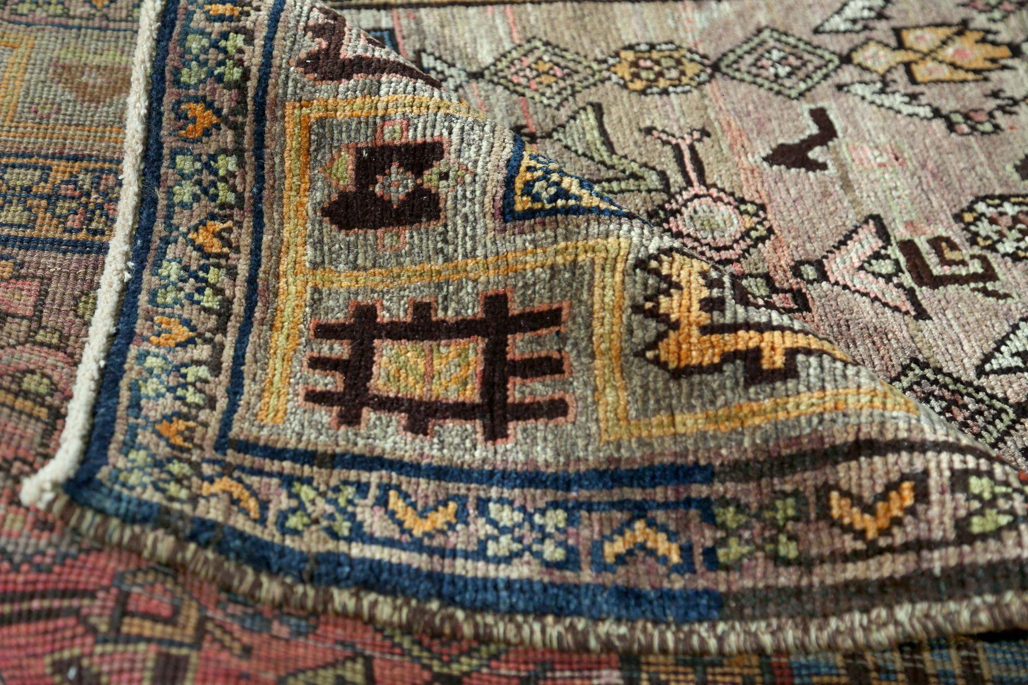 Entdecken Sie die Eleganz des persischen Bijar mit dem kleinen Teppich von ca. 1910. Dieses exklusive Design aus Wolle und Elfenbeinrosa ist perfekt, um Ihren Raum zu verschönern.