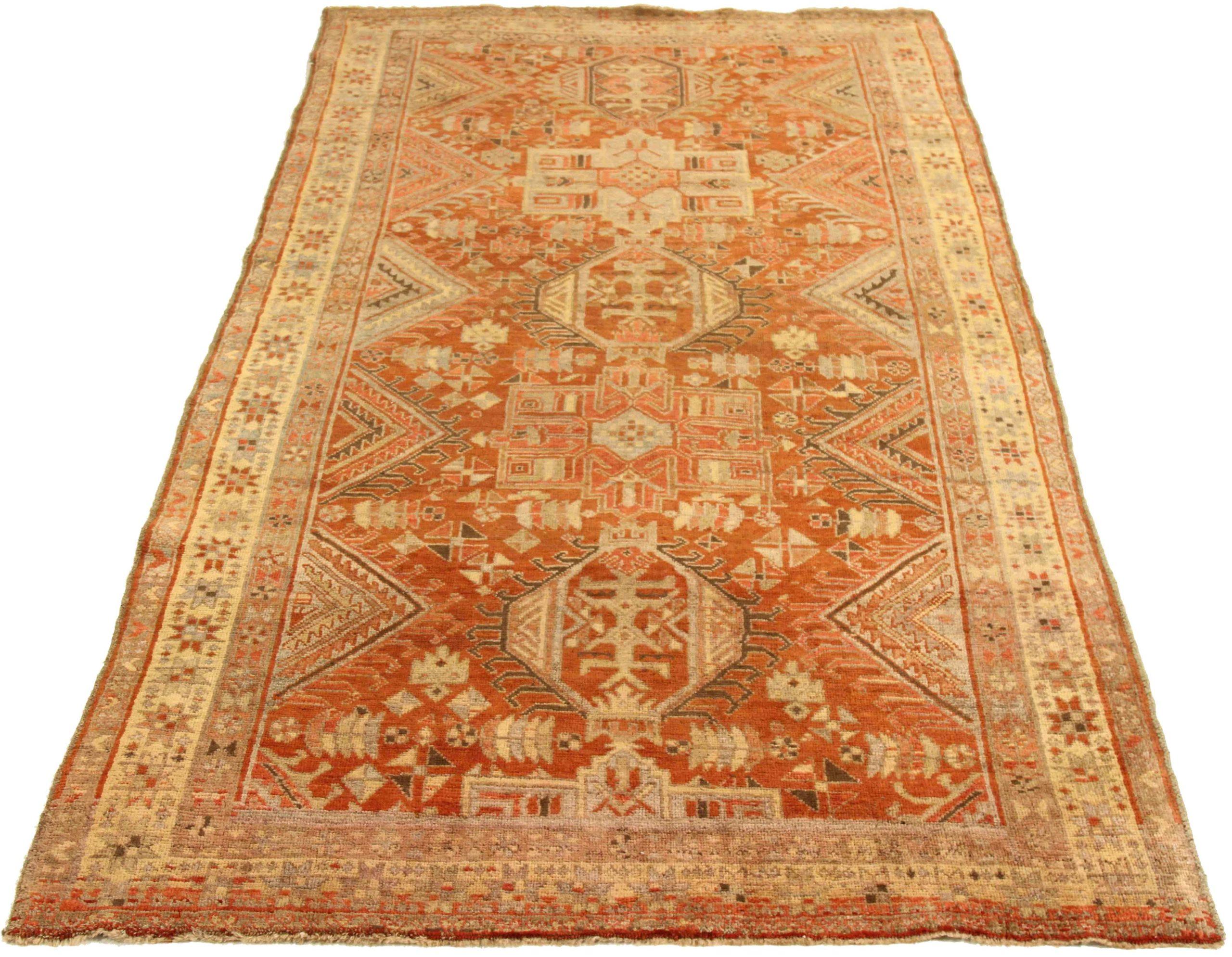 Entdecken Sie die Eleganz des persischen Bijar mit dem kleinen Teppich von ca. 1910. Dieses exklusive Design aus Wolle und Elfenbeinrot ist perfekt, um Ihren Raum zu verschönern.