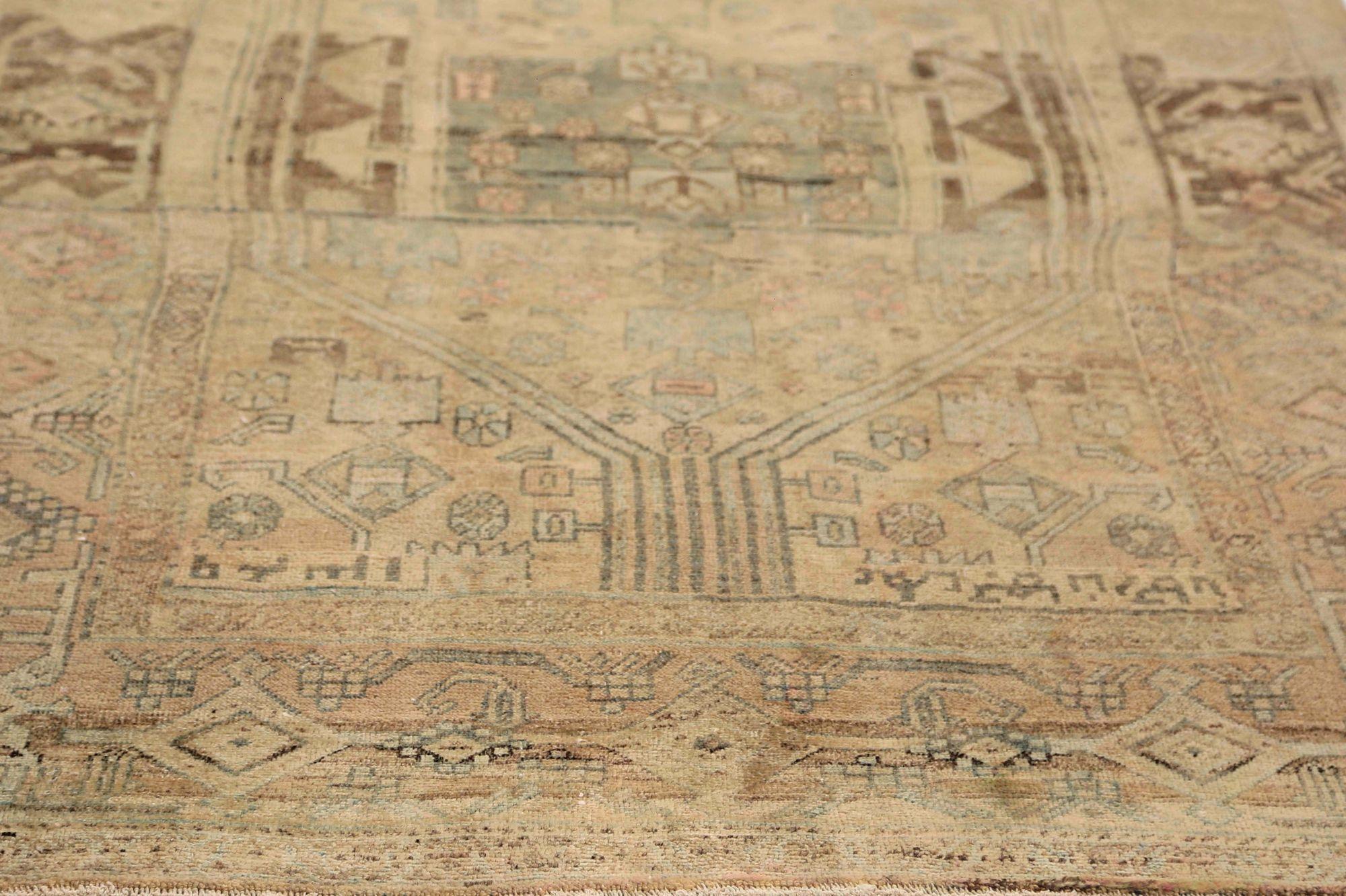 Entdecken Sie die Eleganz des persischen Bijar mit dem kleinen Teppich von ca. 1880. Dieses exklusive Design aus Wolle und IvoryTaupe ist perfekt, um Ihren Raum zu verschönern.
