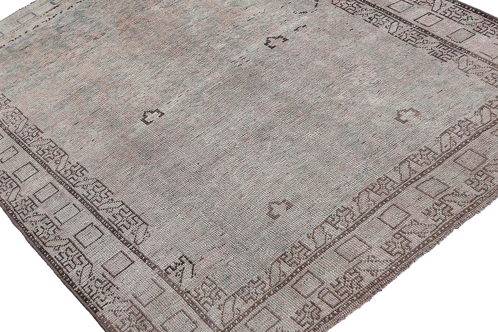 Scopri l'eleganza del tappeto persiano Bijar di piccole dimensioni del 1910 circa. Progettato con lana e rosa-azzurro, questo design esclusivo è perfetto per valorizzare il tuo spazio.