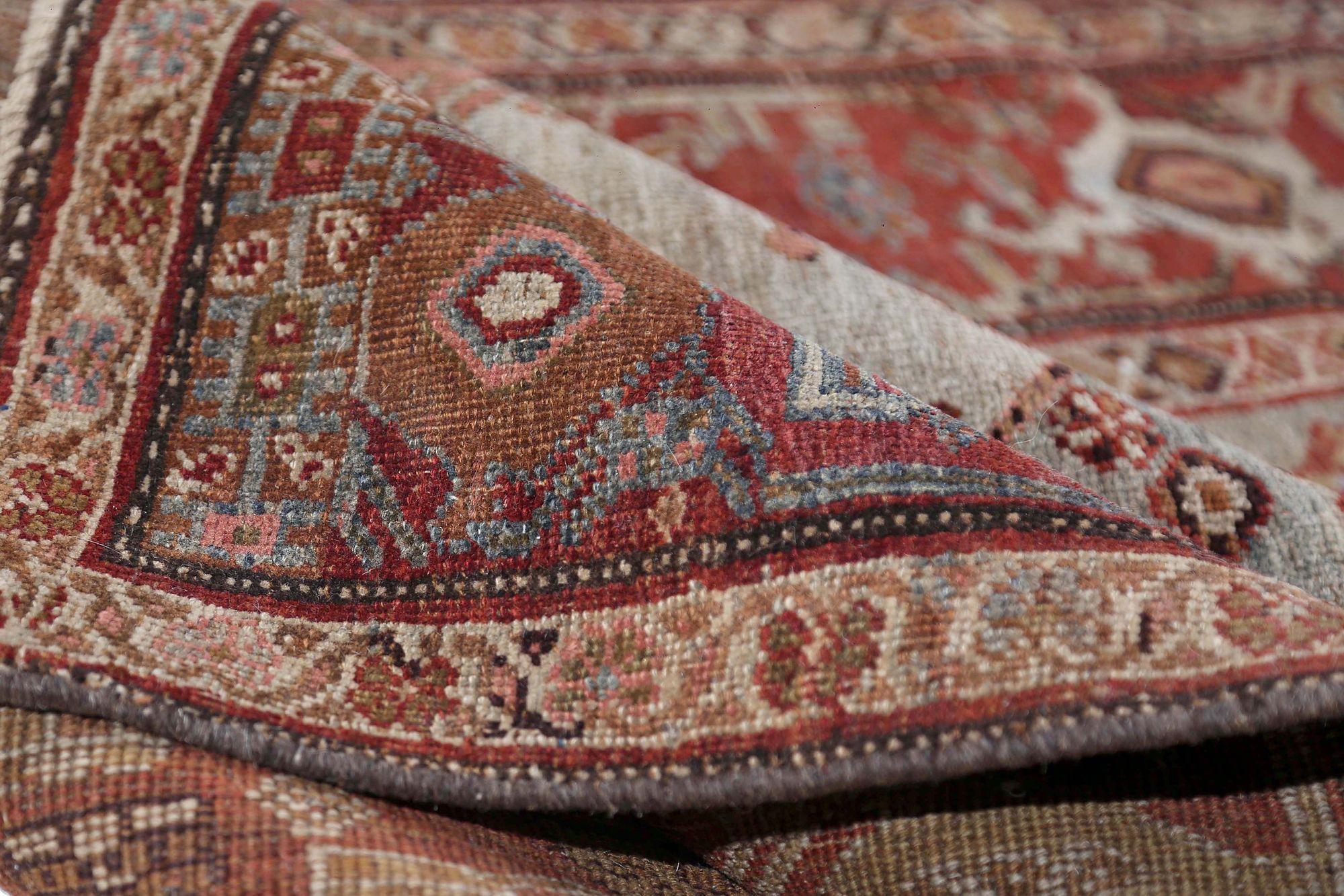 Scopri l'eleganza del tappeto persiano Bijar di piccole dimensioni del 1880 circa. Progettato con lana e azzurro-rosso, questo design esclusivo è perfetto per valorizzare il tuo spazio.
