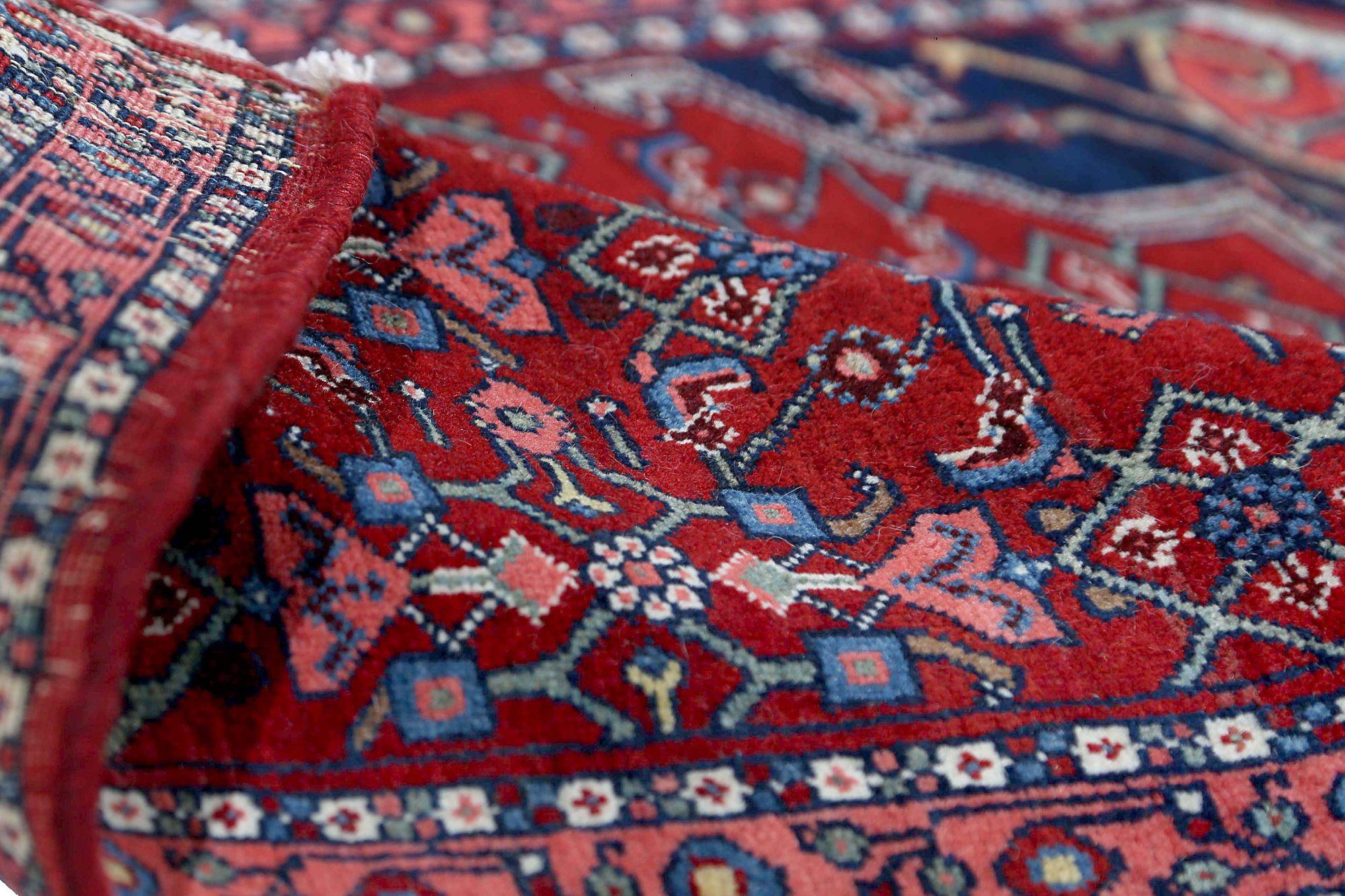 Entdecken Sie die Eleganz des persischen Bijar mit dem kleinen Teppich von ca. 1910. Dieses exklusive Design aus Wolle und Rot ist perfekt, um Ihren Raum zu verschönern.