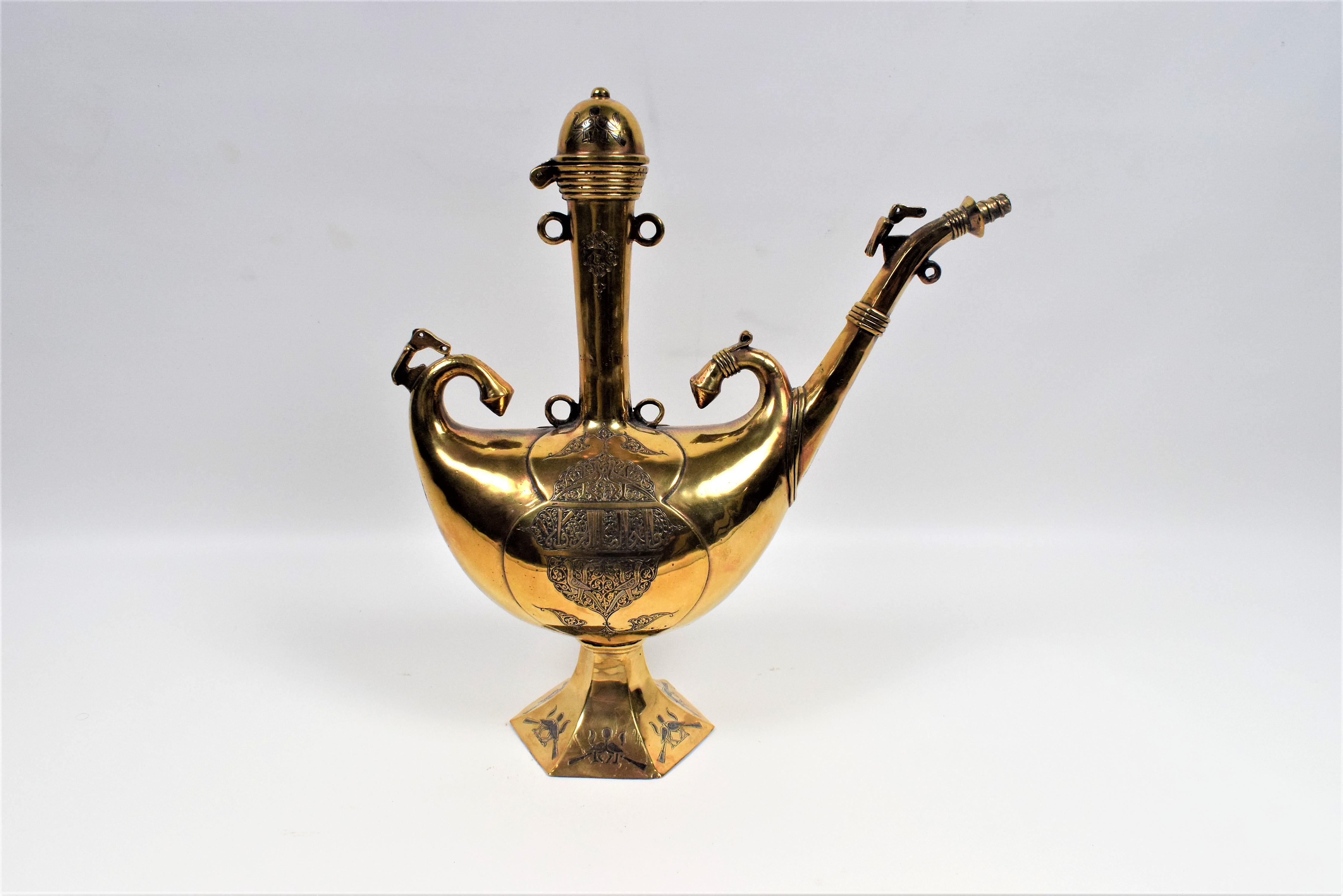 Caldaia persiana in ottone con intarsi in argento e calligrafia, metà del XIX secolo In condizioni buone in vendita a Islamabad, PK