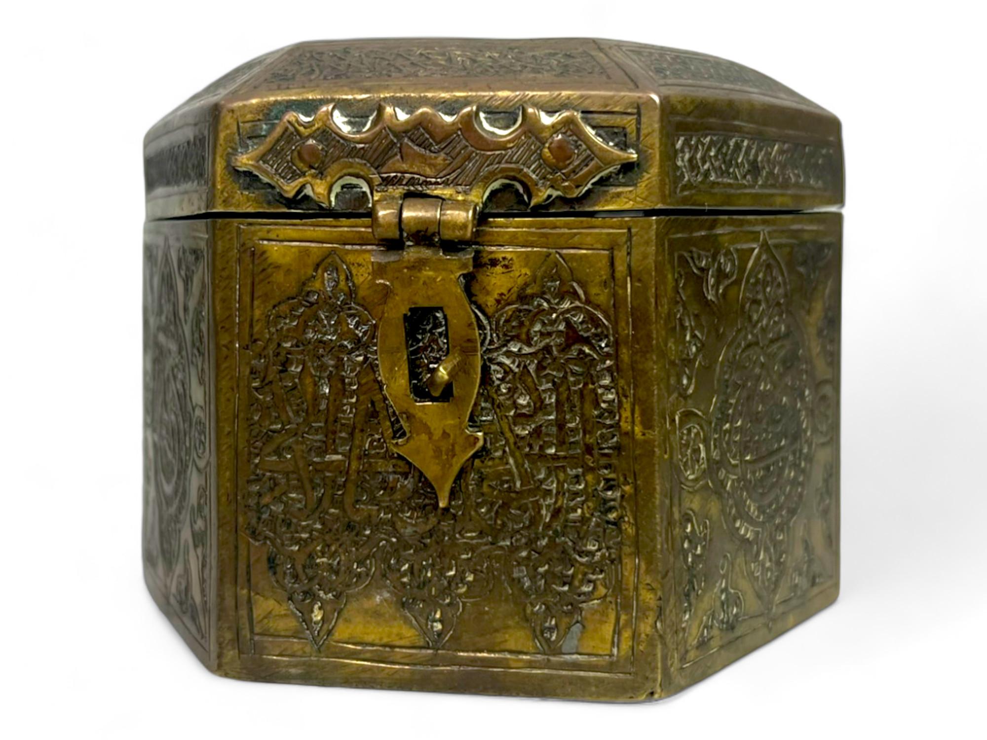 Sehr hübsche persische Messing-Schmuckschatulle aus den 1920er Jahren im neo-maurischen Mamluken-Stil.
Dieses schöne Kästchen ist ein antikes Mamluke Damaszener Stil islamischen Messing-Schmuck-Box aus dem Nahen Osten, ca. 1910-1920.
Dieses alte