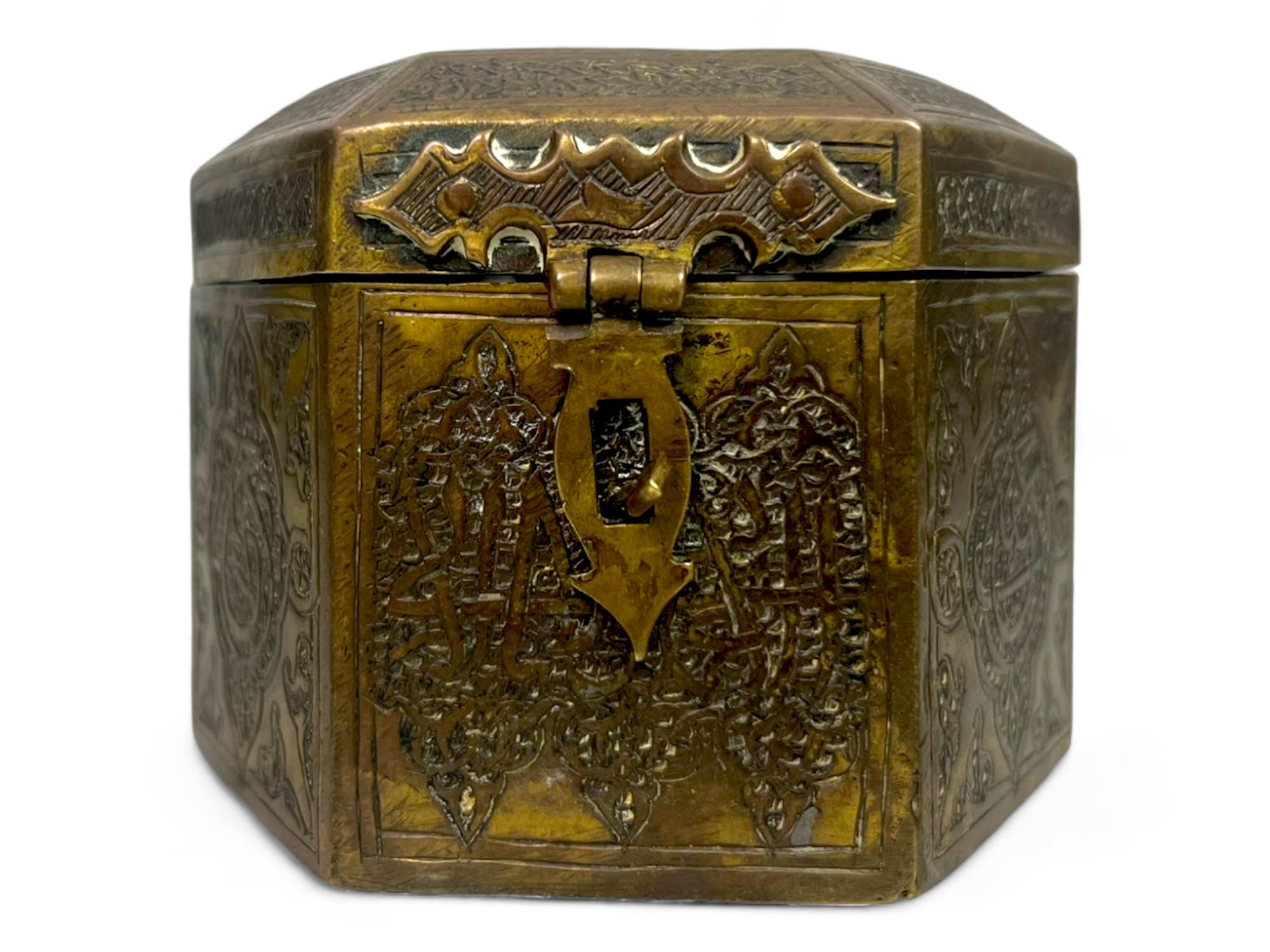 Persisches Schmuckkästchen aus Messing – maurischer neo-mammlukischer Stil – Syrien, 1920er Jahre (Art déco) im Angebot