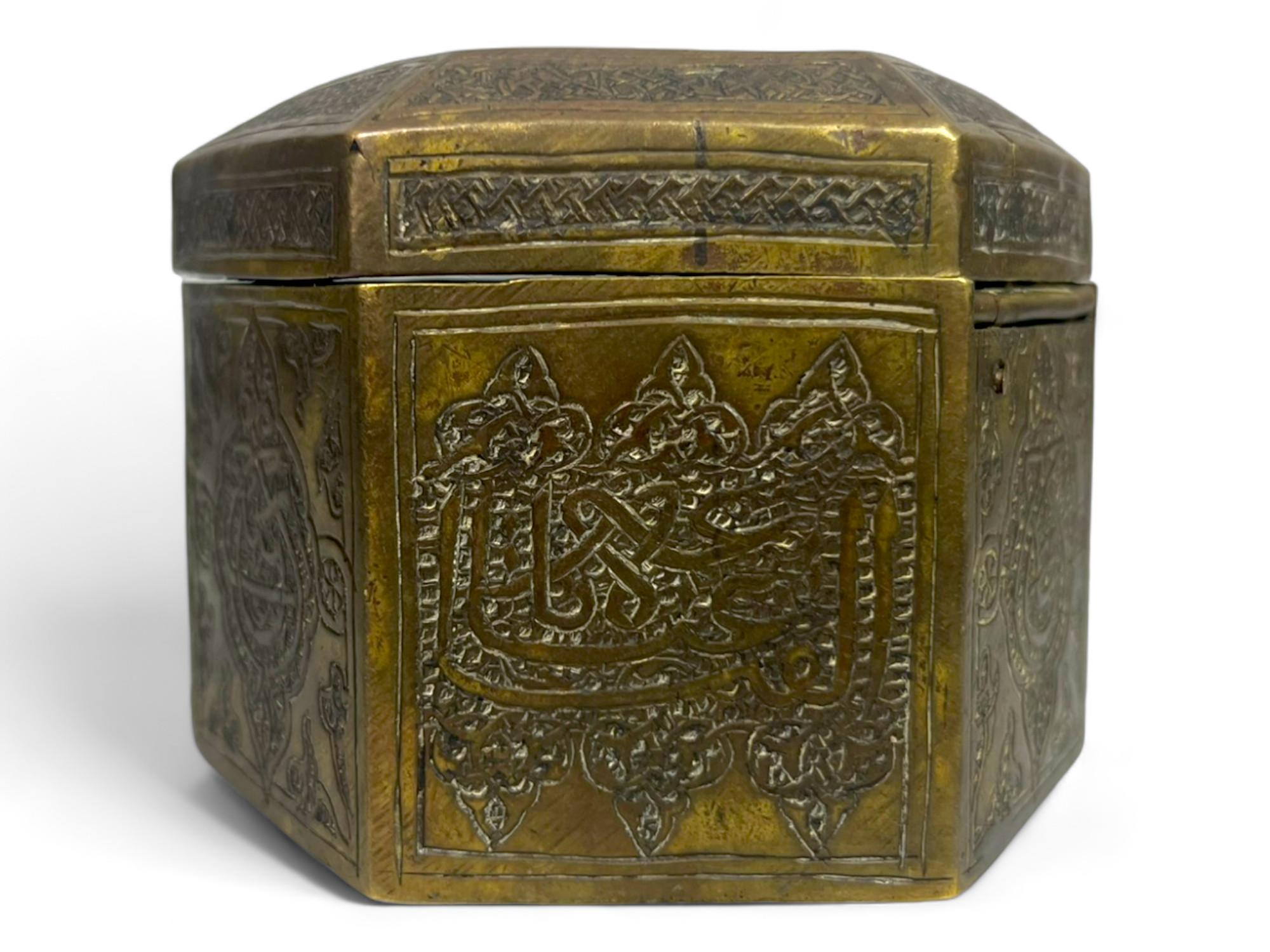 Persisches Schmuckkästchen aus Messing – maurischer neo-mammlukischer Stil – Syrien, 1920er Jahre im Zustand „Gut“ im Angebot in Beuzevillette, FR