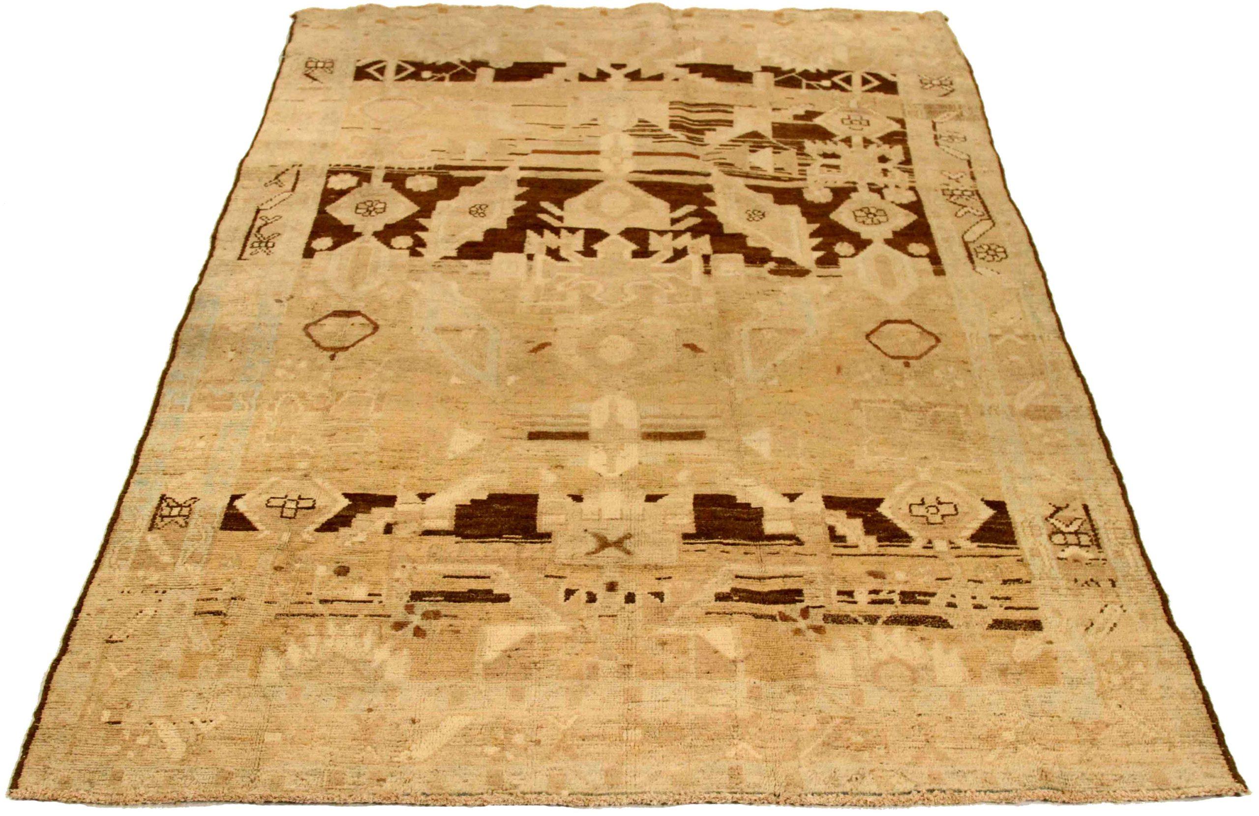 Entdecken Sie die Eleganz des persischen Broojerd mit kleinem Teppich von CIRCA 1880. Dieses exklusive Design aus Wolle und Braun-Elfenbein ist perfekt, um Ihren Raum zu verschönern.