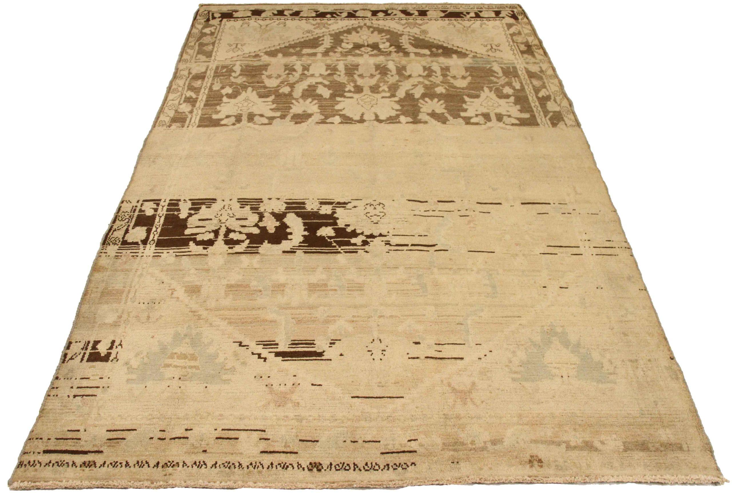 Entdecken Sie die Eleganz des persischen Broojerd mit kleinem Teppich von CIRCA 1880. Dieses exklusive Design aus Wolle und Braun-Elfenbein ist perfekt, um Ihren Raum zu verschönern.