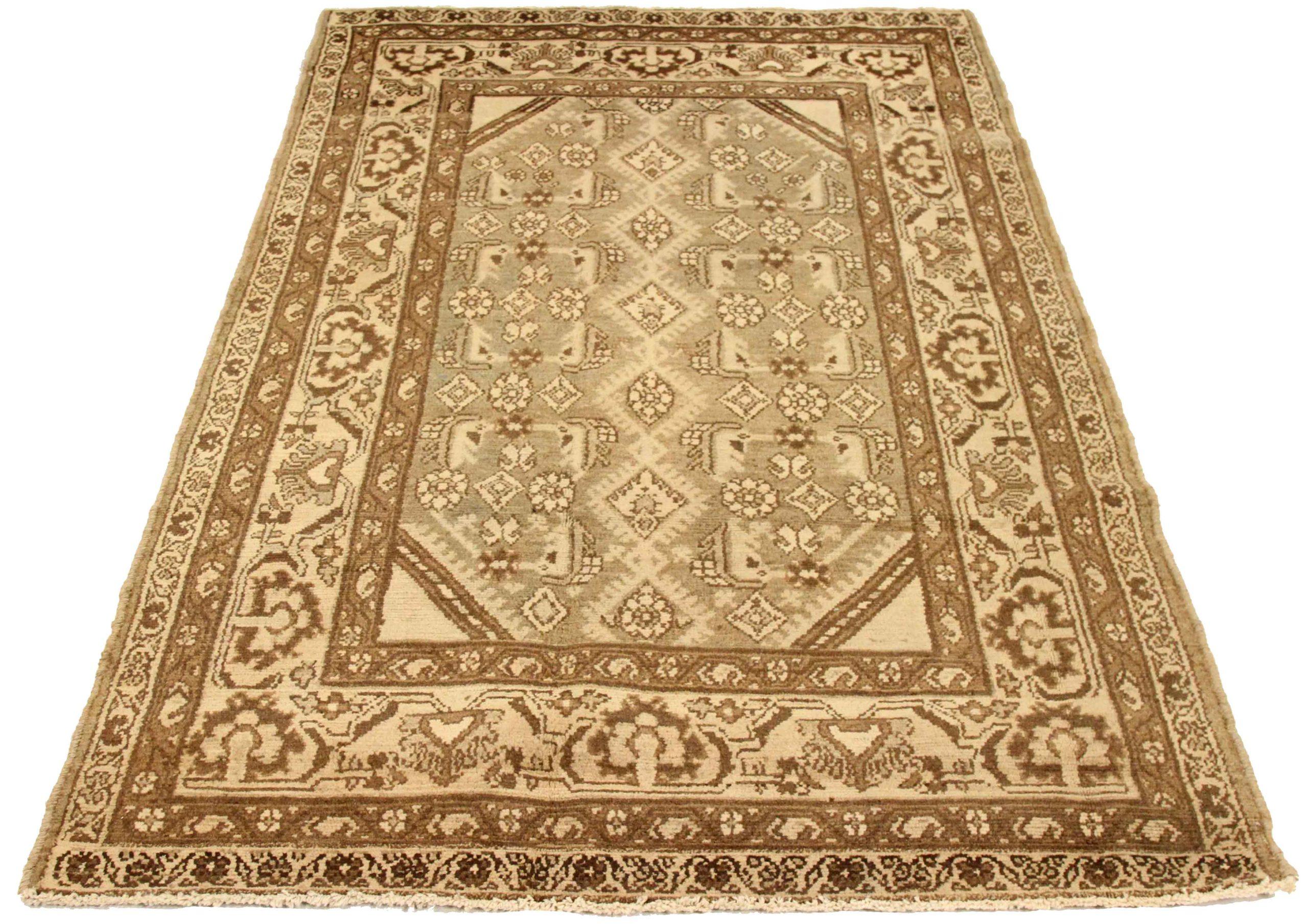 Entdecken Sie die Eleganz des persischen Broojerd mit kleinem Teppich von CIRCA 1880. Dieses exklusive Design aus Wolle und Braun-Elfenbein-Taupe ist perfekt, um Ihren Raum zu verschönern.