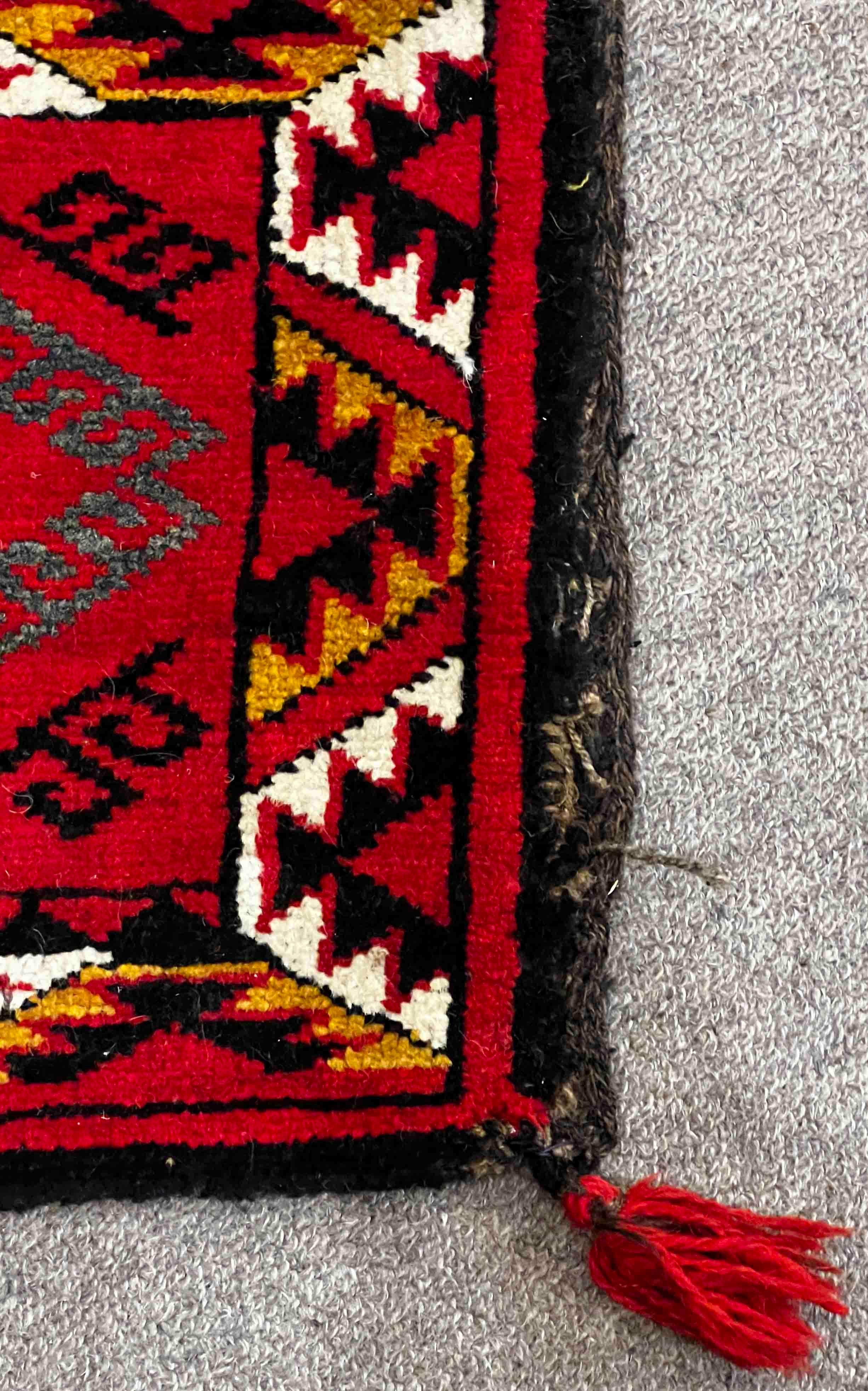Située à deux pas de la Tour Eiffel à Paris, nous sommes une entreprise familiale française.
spécialisée dans l'achat, la vente, l'expertise, le nettoyage, la restauration et la conservation de
tapisseries, tapis, kilims et textiles anciens,
