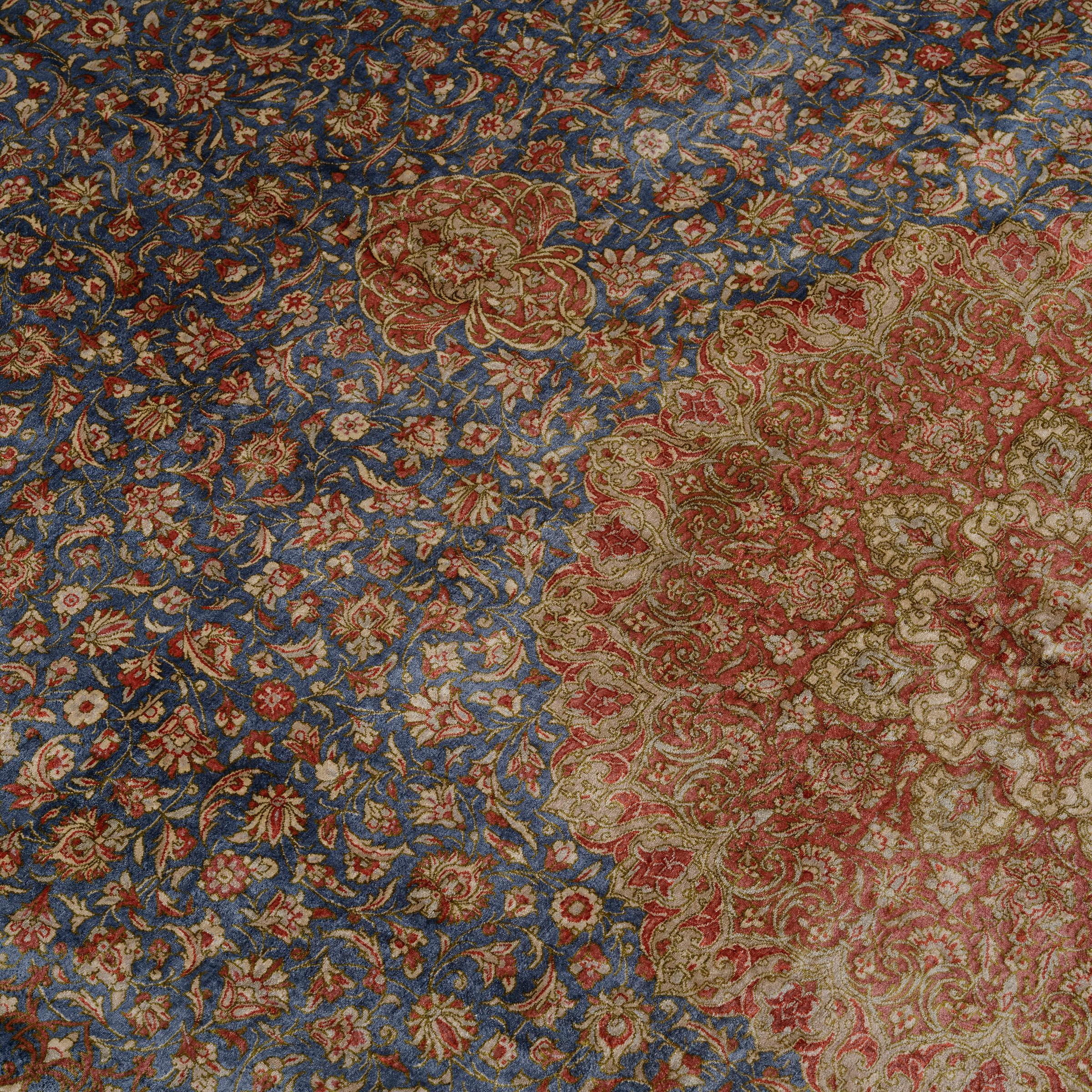 Tappeto persiano, Ghom, 1910/20 circa, seta, colori caldi e naturali, firma nel campo dell'immagine, ottimo stato, 300 x 200 cm


Questi tappeti provengono dalla città santa persiana di Ghom, una città dell'Iran situata a 130 chilometri a sud di