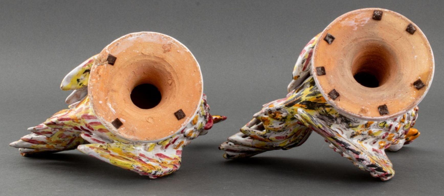 Persische Keramik- Hahn-Skulpturen, Paar im Angebot 2