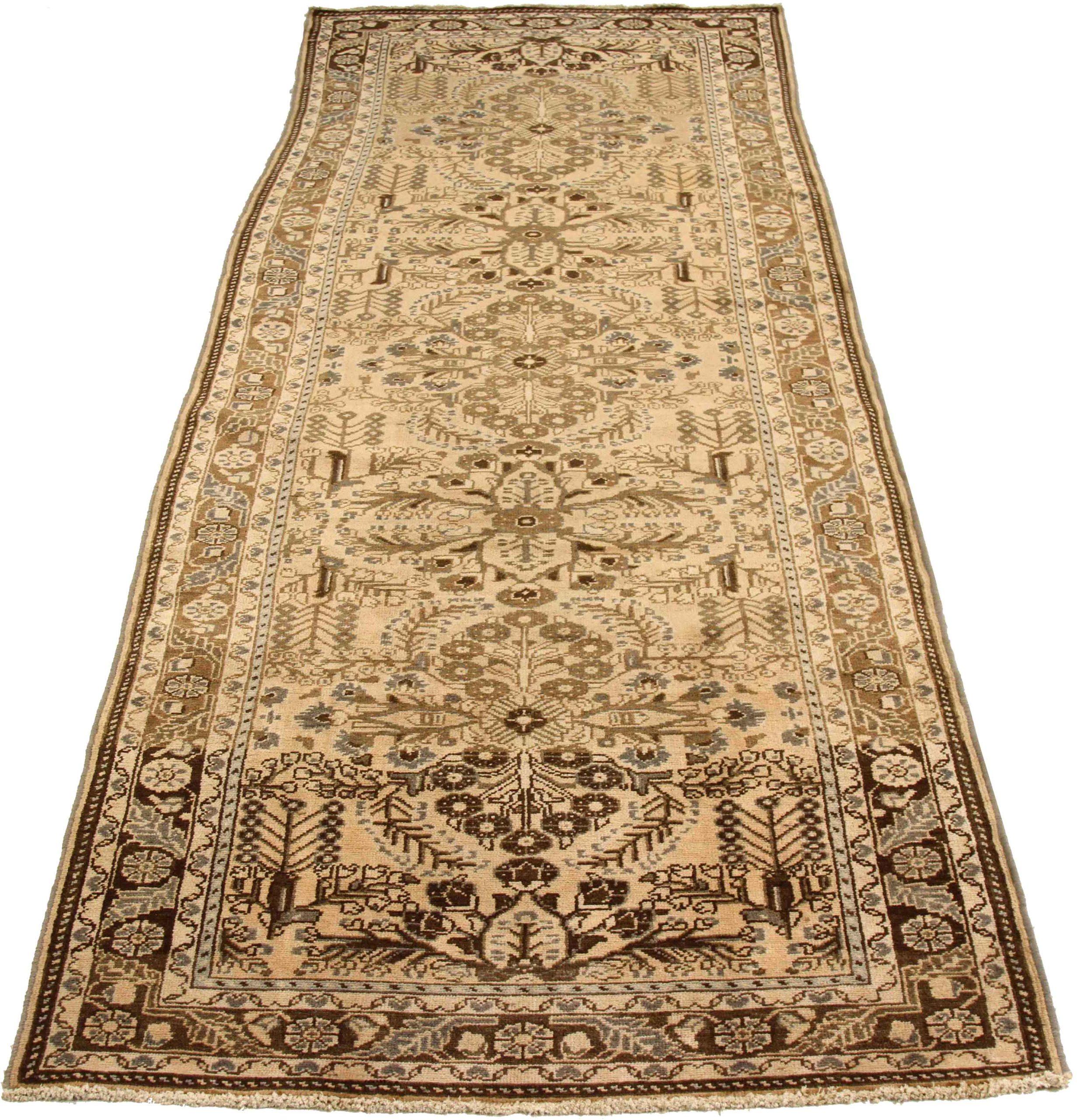 Entdecken Sie die Eleganz des persischen Teppichs Dargezin mit Läufer aus dem Jahr 1910. Dieses exklusive Design aus Wolle und Braun-Elfenbein-Taupe ist perfekt, um Ihren Raum zu verschönern.