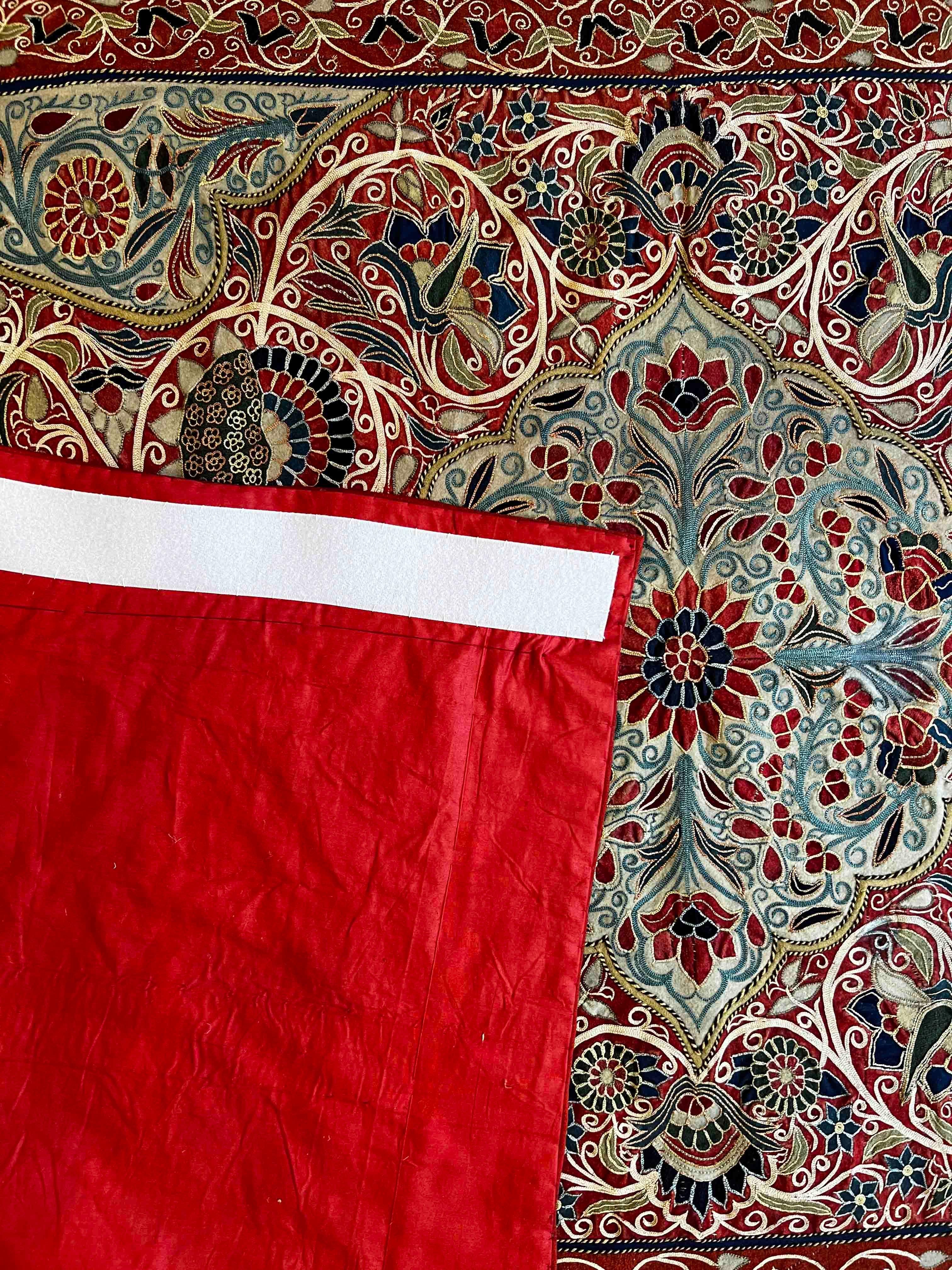 Tissu décoratif persan du 19ème siècle ( RESHT ) - Rashtidouzi
Exceptionnel tissu persan du 19ème siècle (RESHT) ou RASHTIDOUZI en farsi et en très bon état avec de très jolies couleurs.

Grâce à notre atelier de restauration-conservation et aussi à