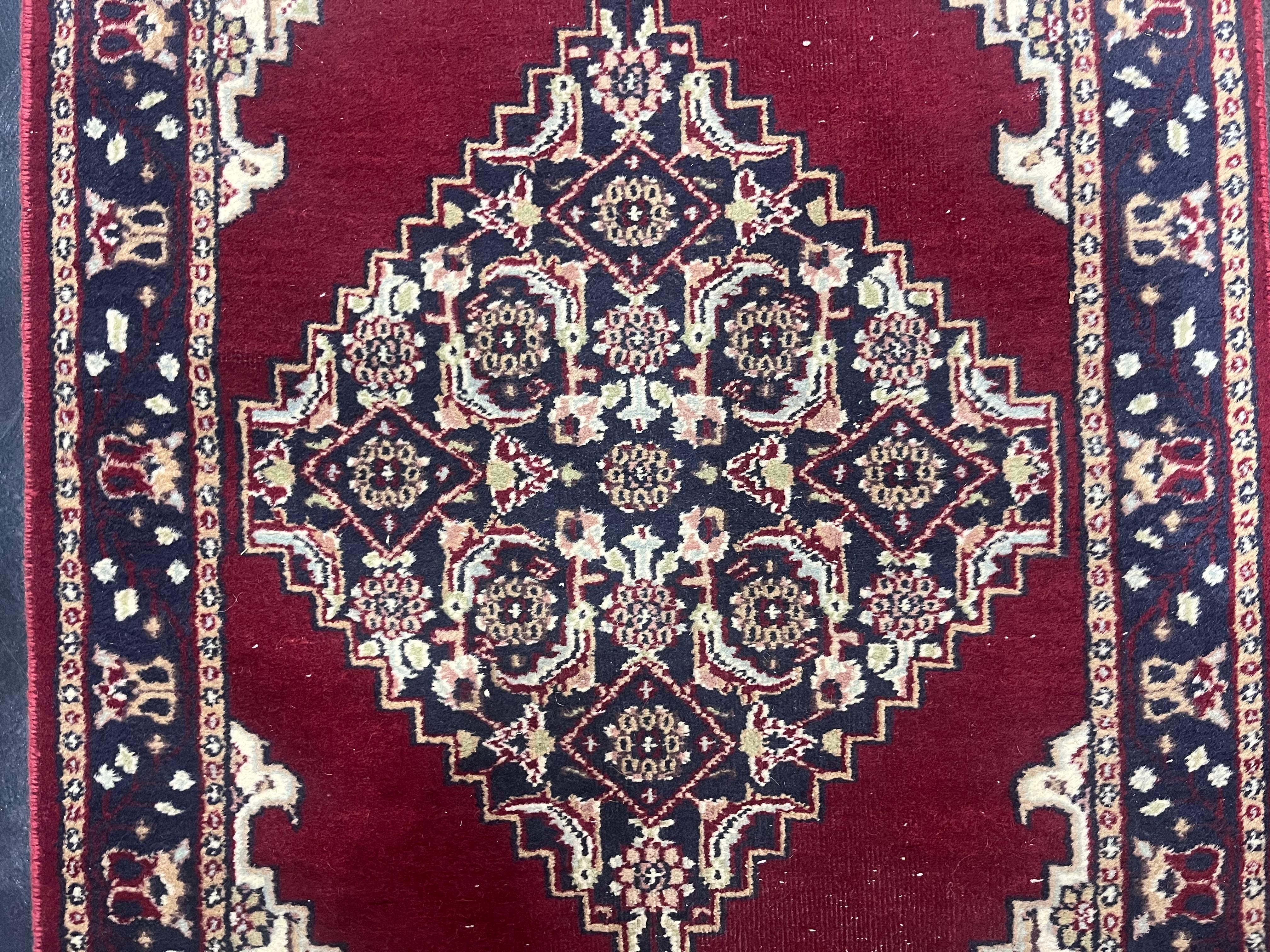 Alfombra de diseño persa 2'7'' x 11'4'' en Nuevo estado para la venta en New York, NY
