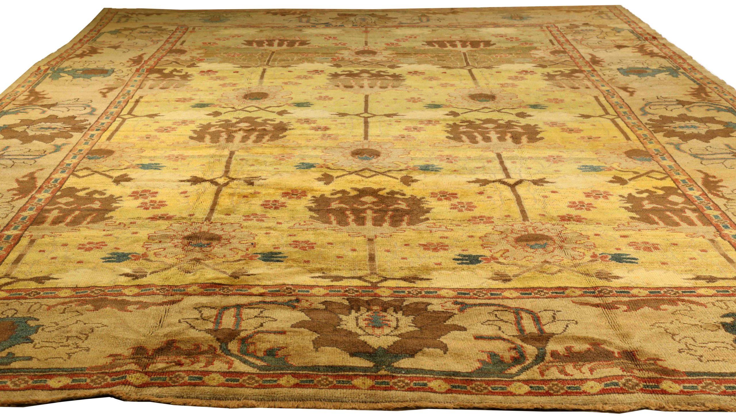 Scopri l'eleganza del tappeto persiano Donegal, caratterizzato da un formato over size, risalente al 1910. Progettato con lana e giallo-verde, questo design esclusivo è perfetto per valorizzare il tuo spazio.