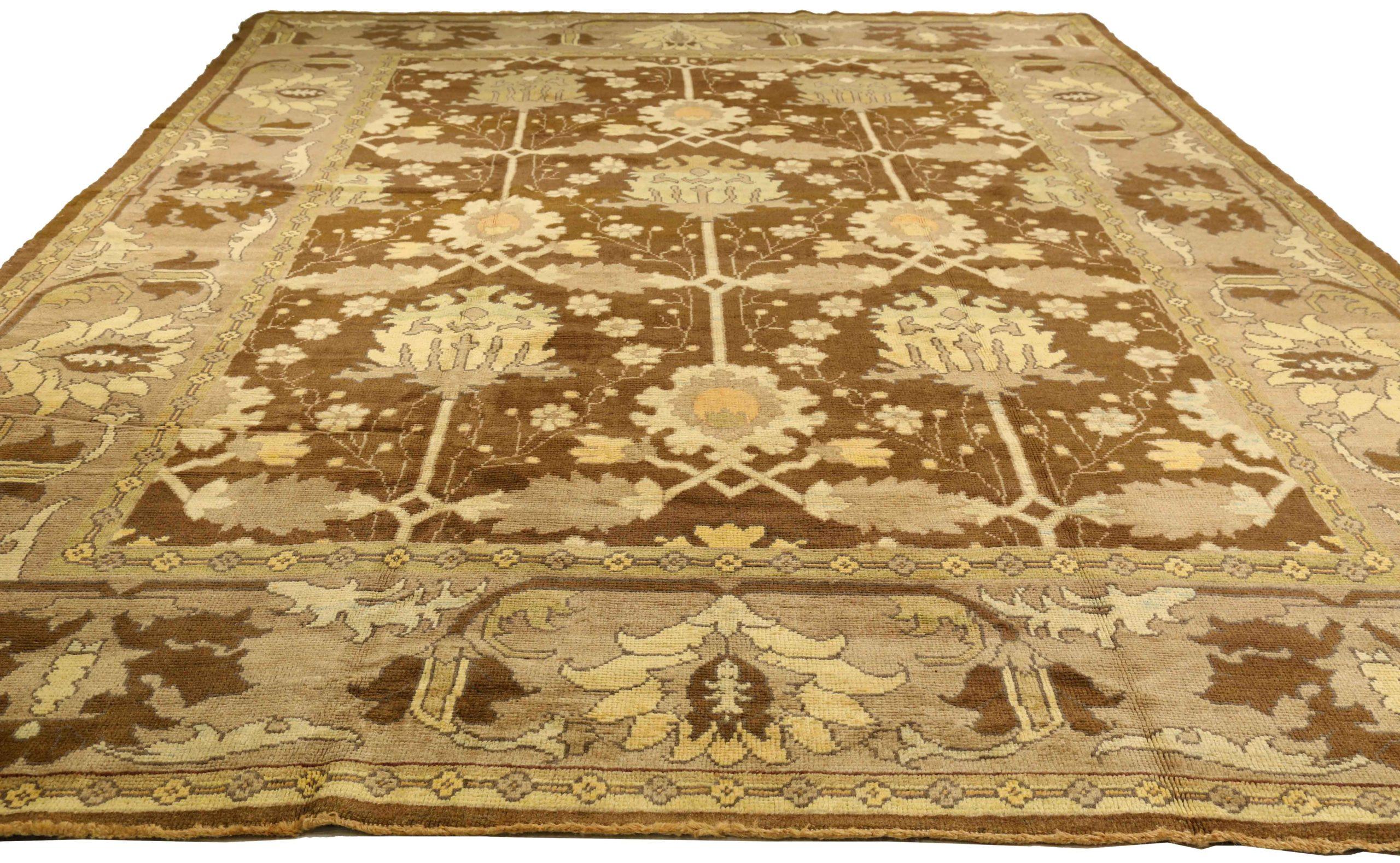 Scopri l'eleganza del tappeto persiano Donegal, caratterizzato da un formato over size, risalente al 1910. Progettato con lana e giallo marrone-avorio, questo design esclusivo è perfetto per valorizzare il tuo spazio.