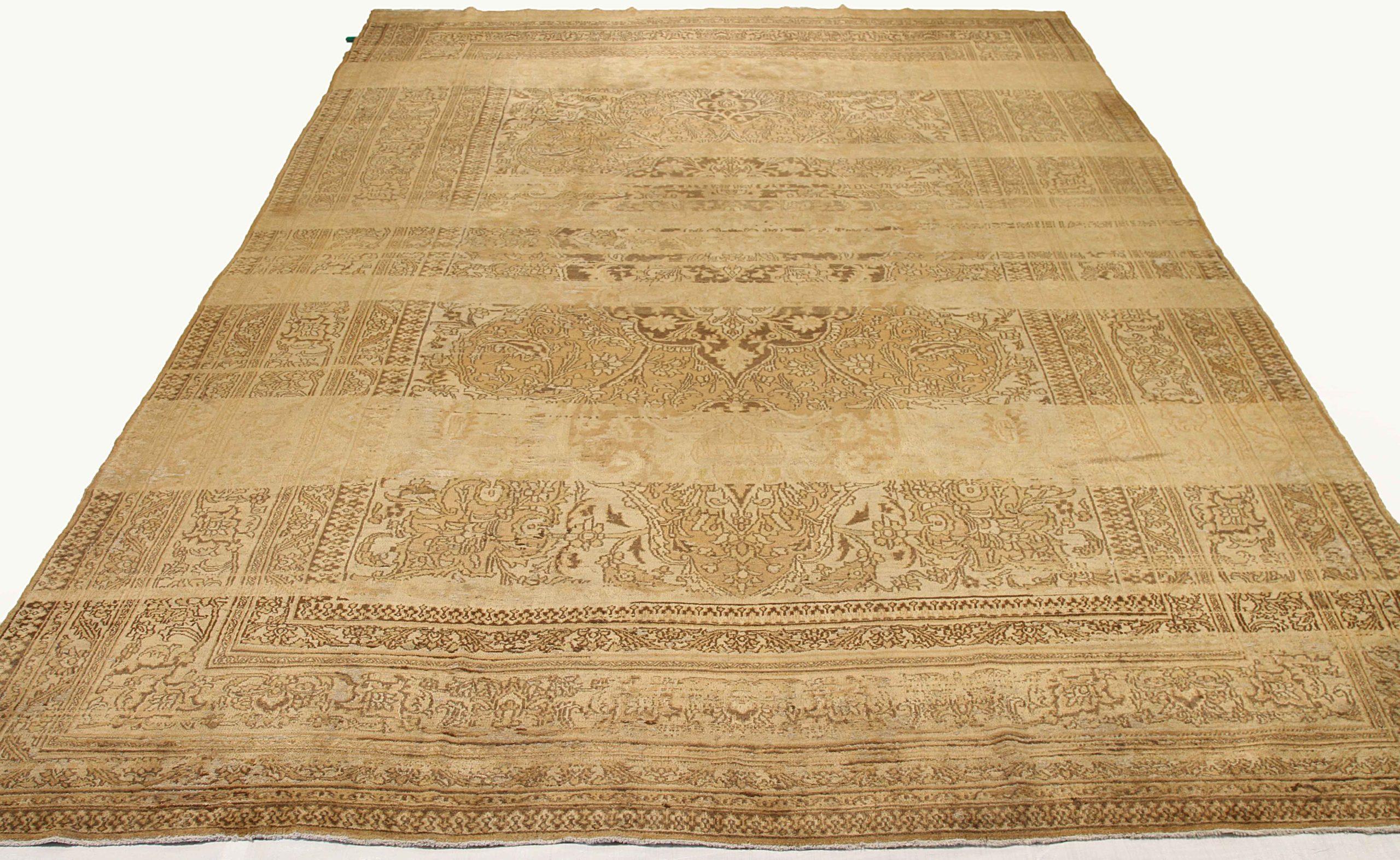 Scopri l'eleganza dei tappeti persiani Dorokhsh con caratteristiche di area CIRCA del 1880. Progettato con una meticolosa attenzione ai dettagli, questo design esclusivo è perfetto per valorizzare il tuo spazio.