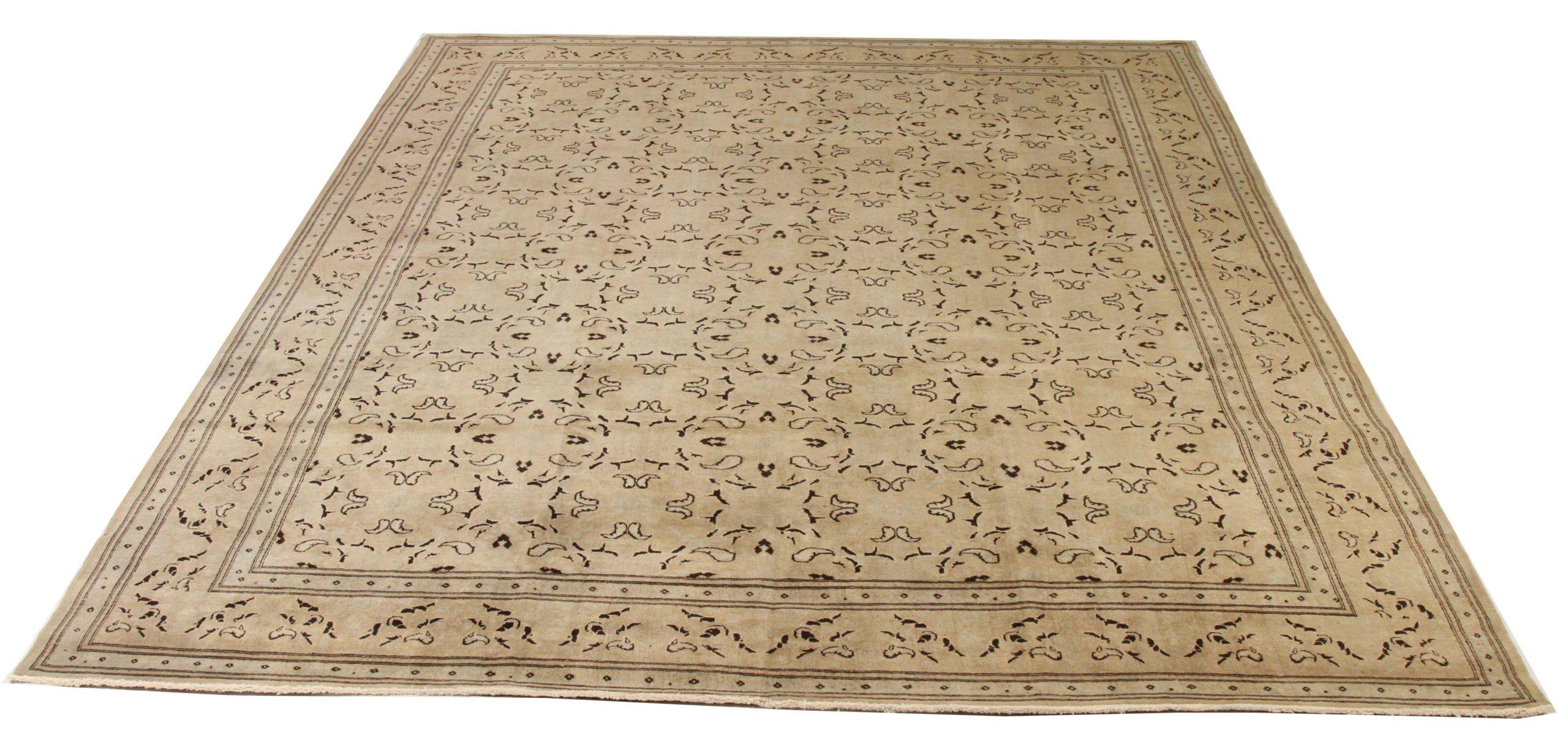 Scopri l'eleganza del Dorokhsh persiano, caratterizzato da una splendida lavorazione artigianale in CIRCA 1880. Progettato con una meticolosa attenzione ai dettagli, questo design esclusivo è perfetto per valorizzare il tuo spazio.