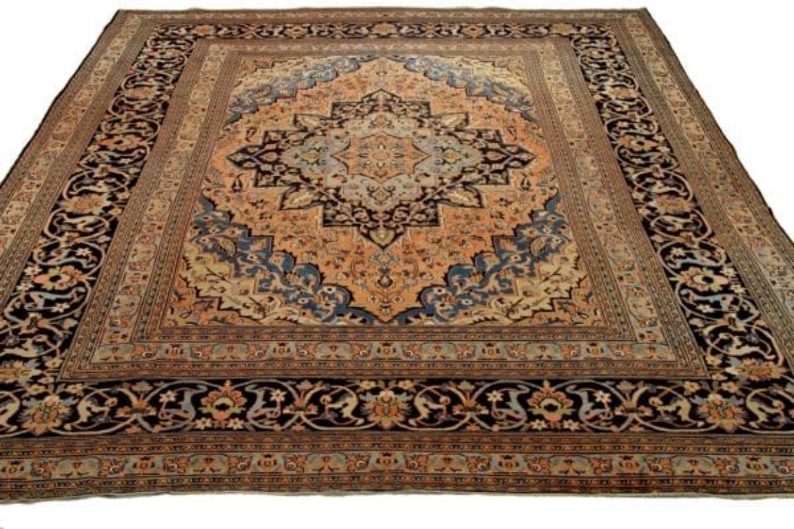Scopri l'eleganza del tappeto persiano Dorokhsh, caratterizzato da un formato Over Size Rug del 1880. Progettato con lana e blu-avorio-marino-rosa, questo design esclusivo è perfetto per valorizzare il tuo spazio.