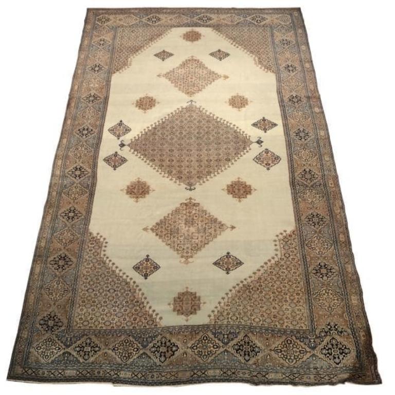 Scopri l'eleganza del tappeto persiano Dorokhsh, caratterizzato da un formato Over Size Rug del 1880. Progettato in lana e marrone-avorio, questo design esclusivo è perfetto per valorizzare il tuo spazio.