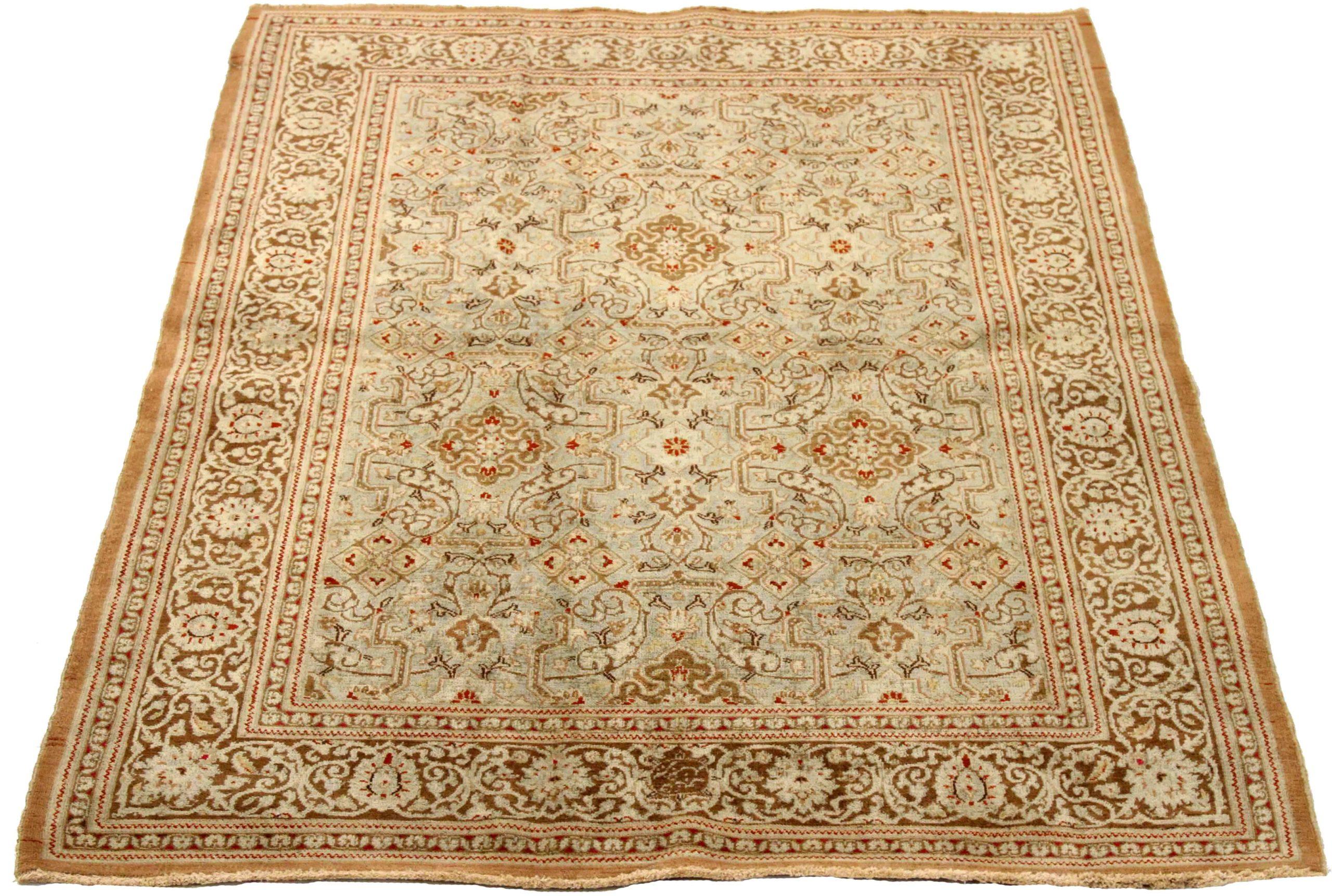 Découvrez l'élégance du petit tapis persan Dorokhsh de Circa 1940. Conçu avec de la laine et du Design/One, ce design exclusif est parfait pour mettre en valeur votre espace.