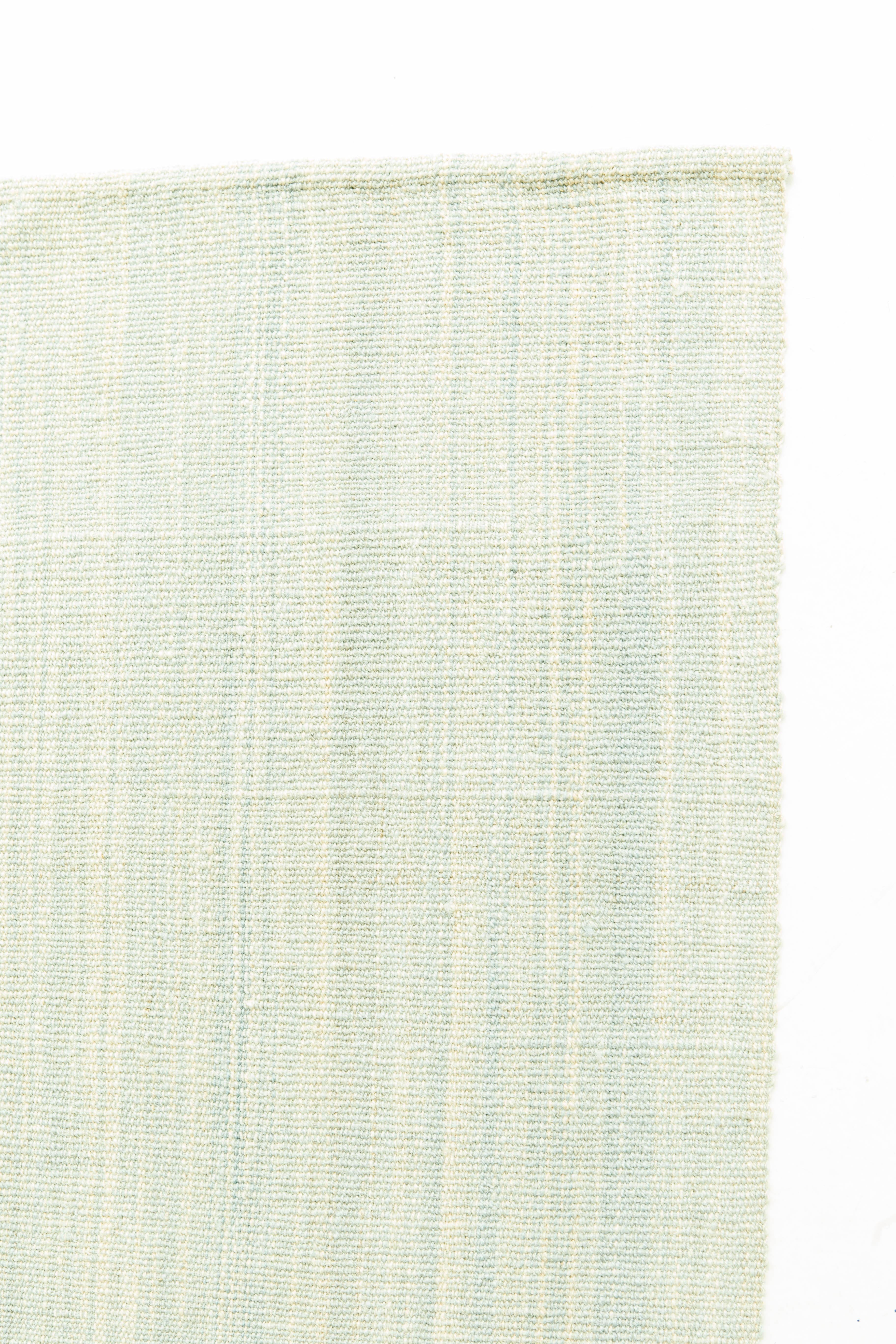 Ce tapis persan Edel Kilim à tissage plat est élégant et sans effort dans ses douces couleurs vertes et bleues. Avec des transitions douces et un design simpliste, il allie luxe et praticité.

Numéro de tapis : 26244
Taille : 8'3
