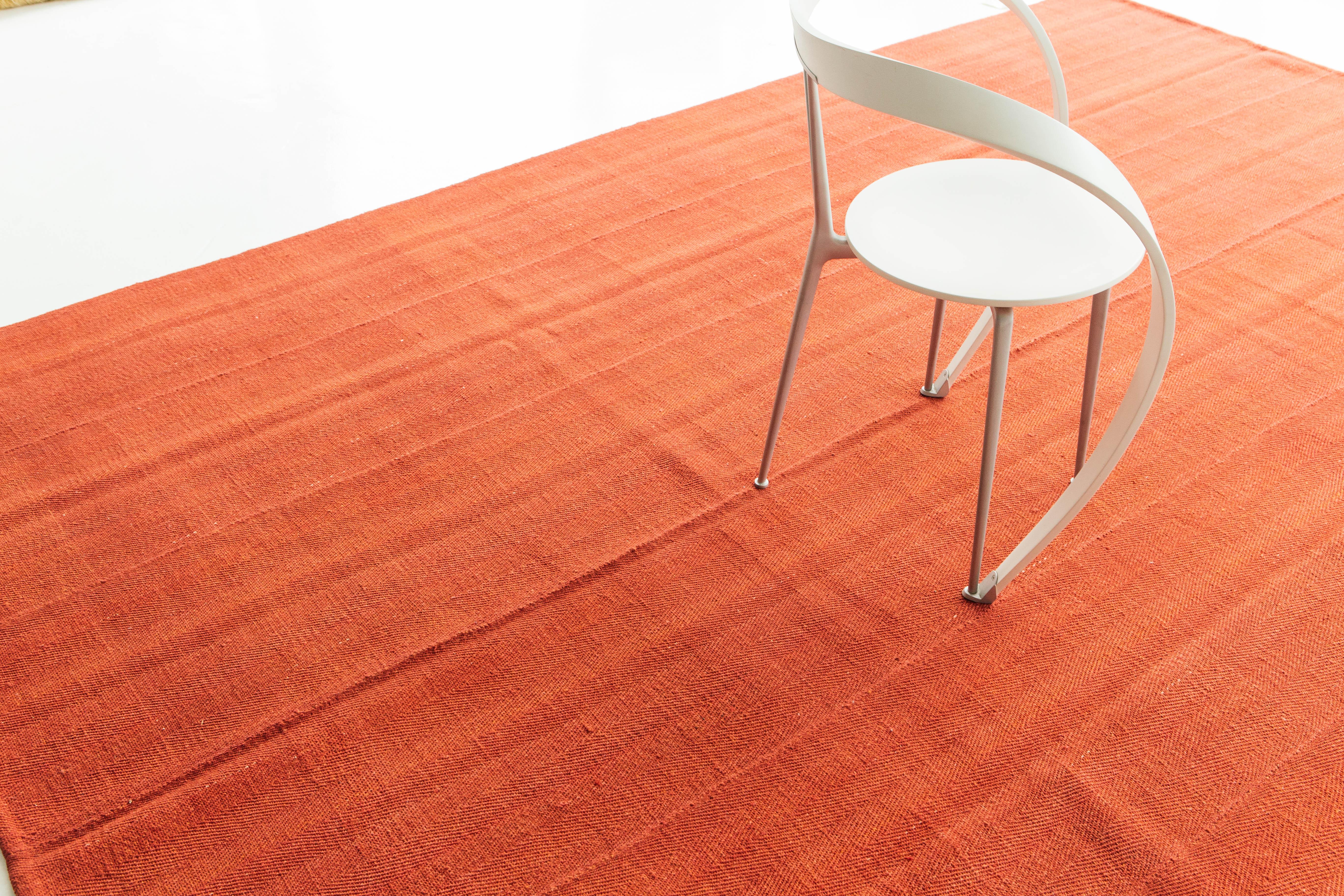Dieser tiefrote und harmonische persische Edel-Kilim-Flachgewebe-Teppich vereint Stil und Funktionalität. Ob an der Wand oder auf dem Boden, dieses Stück kann geräumige Innenräume akzentuieren oder die Sinne ansprechen.


Teppichnummer: