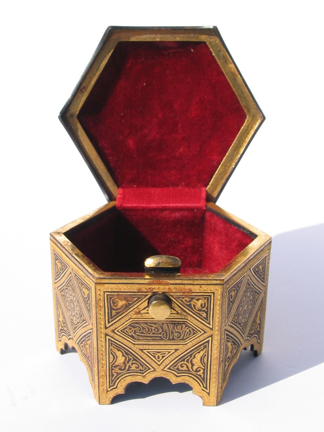 Persian Engraved Brass Hexagonal Jewelry Ring Box In Good Condition In New York, NY