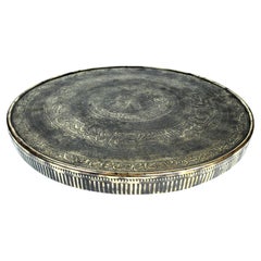 Piatto in ottone con calligrafia persiana incisa, inizio XX secolo