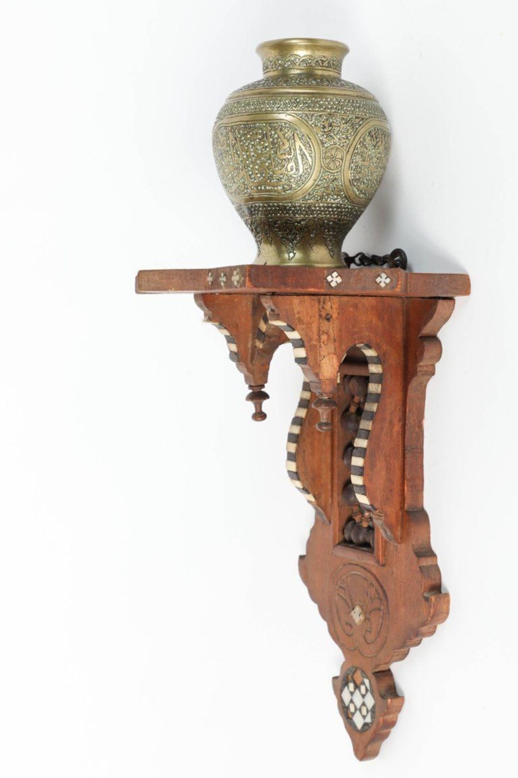 Sculpté à la main Vases persans Ghalam-Zani en laiton gravé avec supports muraux en bois en vente