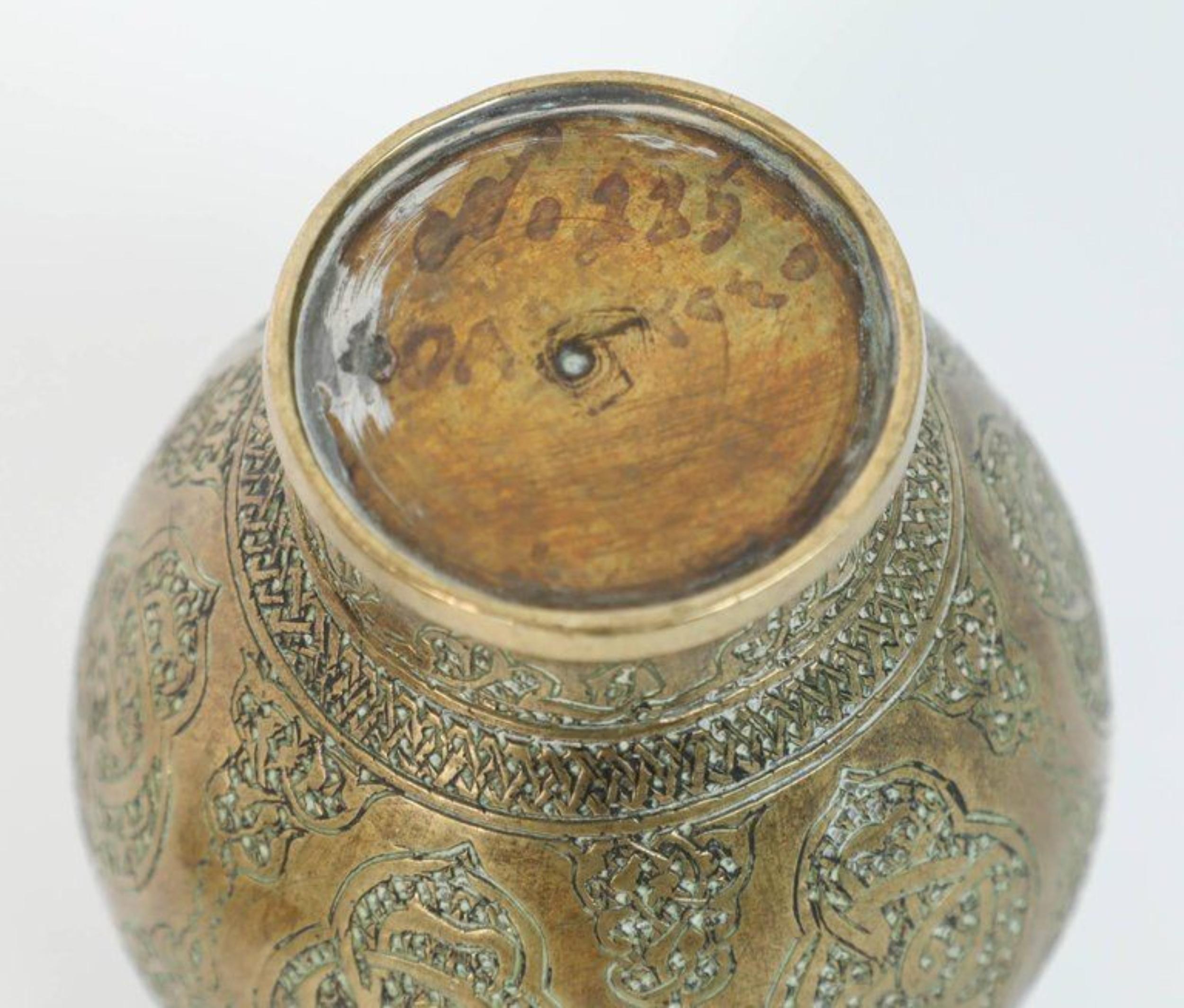 Vases persans Ghalam-Zani en laiton gravé avec supports muraux en bois en vente 1