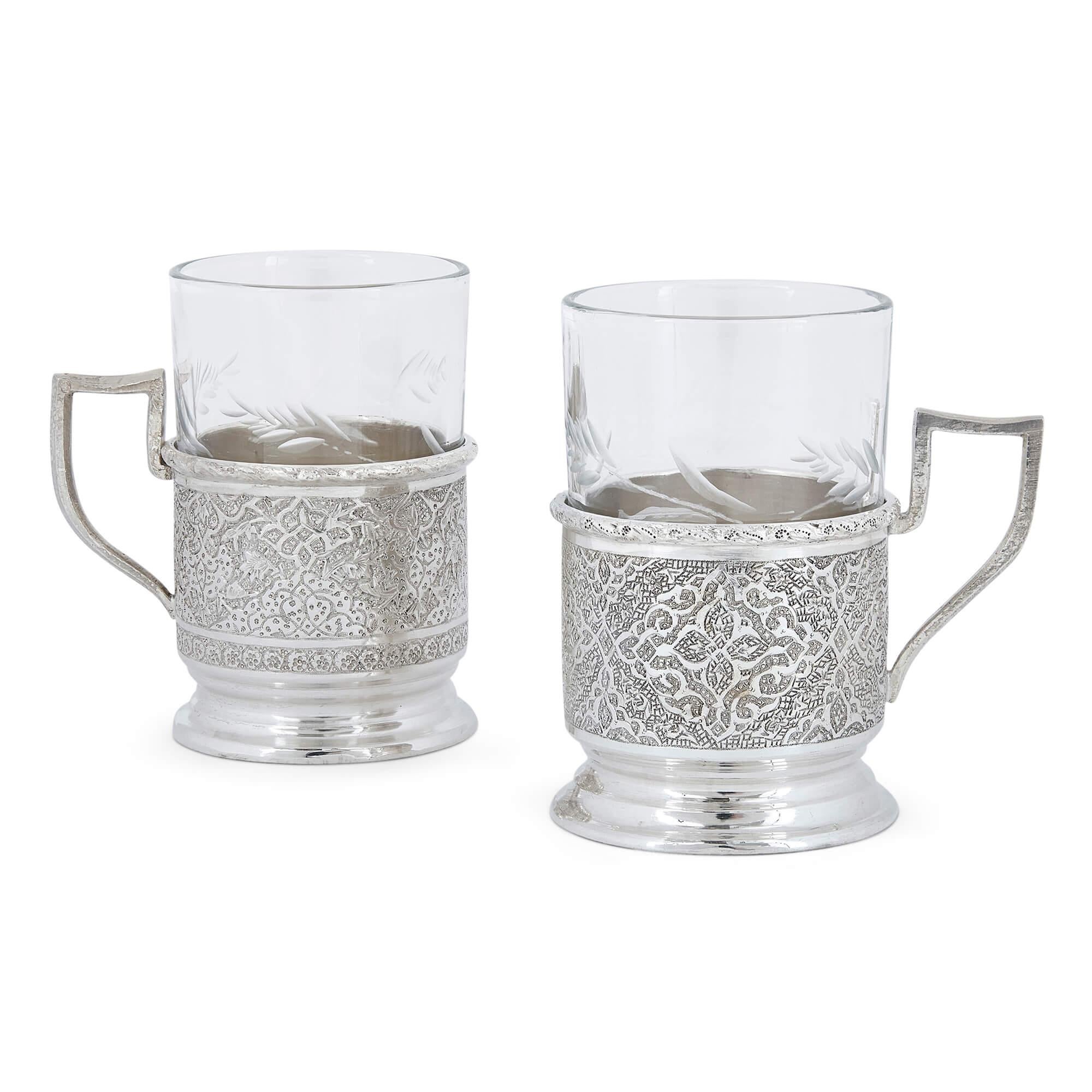 20ième siècle Service à boissons en verre et en argent gravés de Perse en vente