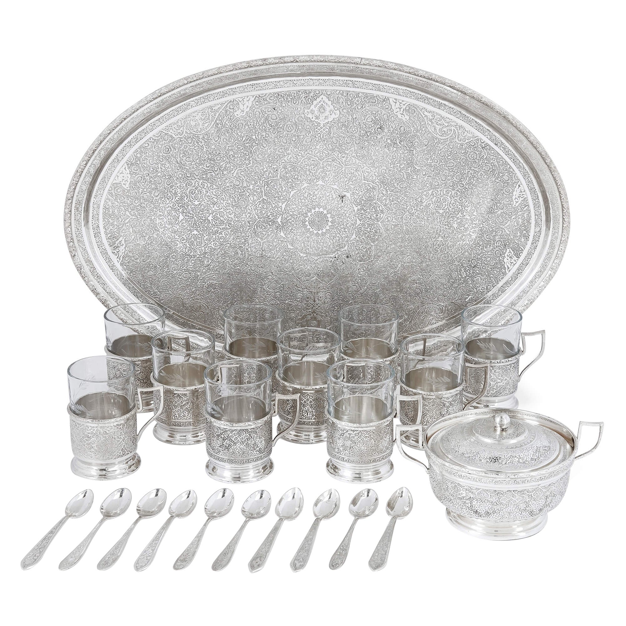 Persisches Teil-Drinks-Service aus graviertem Glas und Silber im Angebot