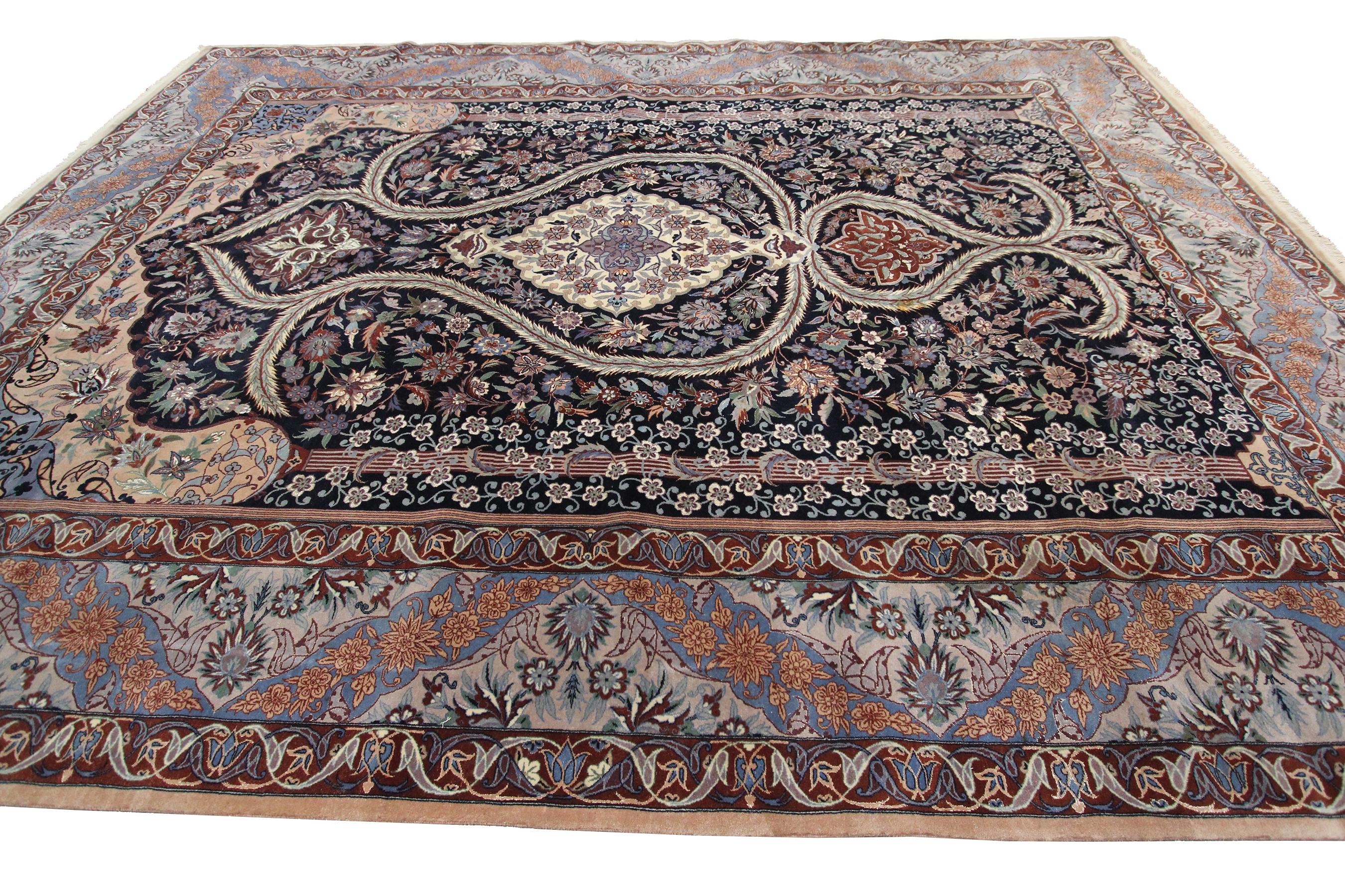 Persischer Esfahan-Teppich aus Wolle und Seide mit schwarzer Seiden Foundation, 8x11, handgefertigt im Angebot 1