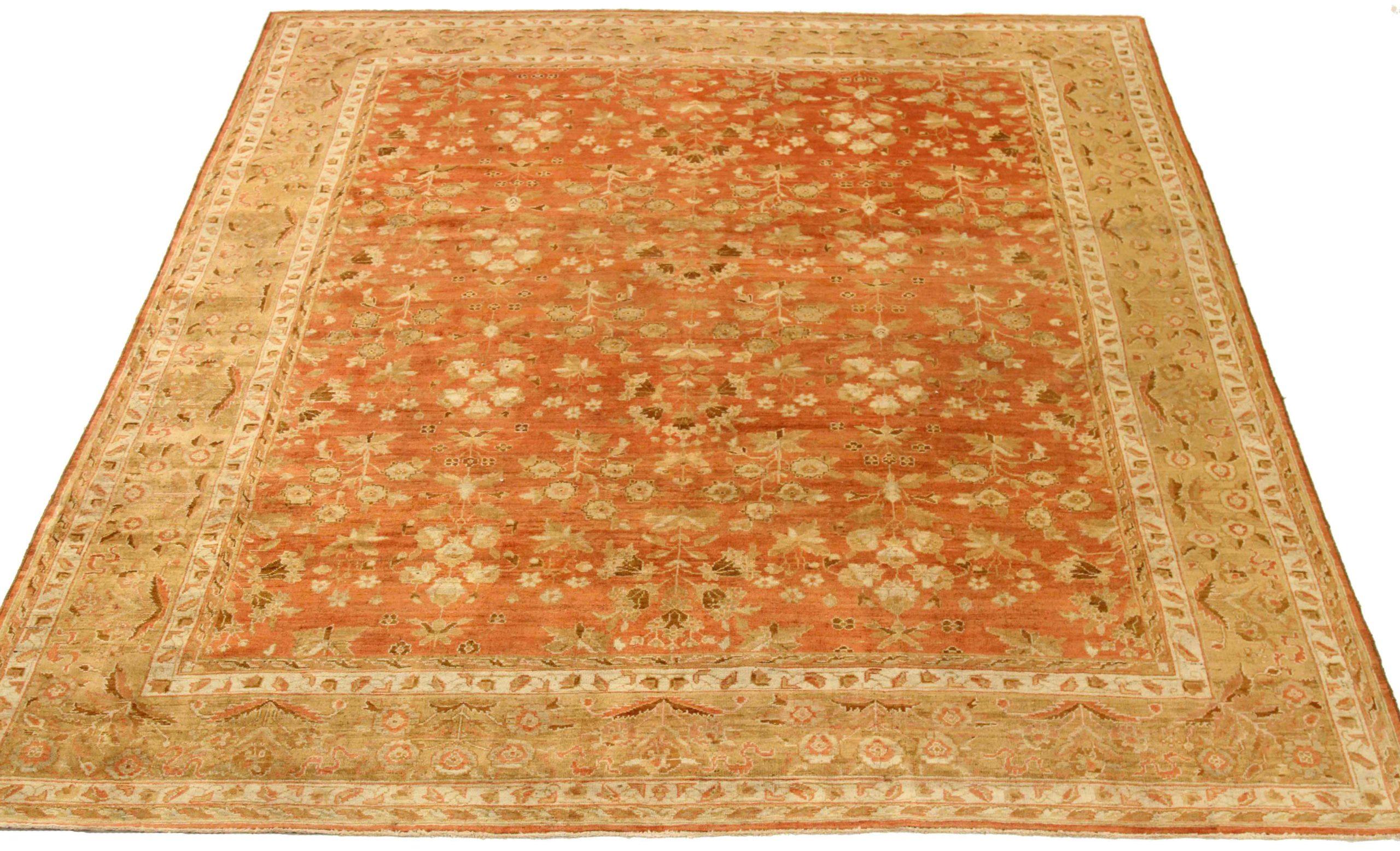 Entdecken Sie die Eleganz der persischen Farahan-Teppiche, die um 1880 hergestellt wurden. Dieses exklusive Design aus Wolle und Braun-Elfenbein-Rot ist perfekt, um Ihren Raum zu verschönern.