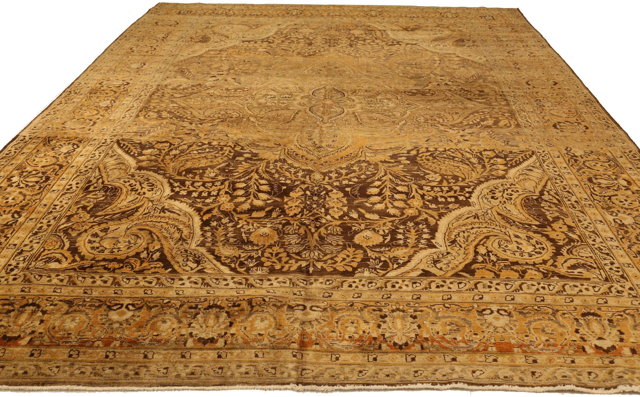 Découvrez l'élégance des tapis persans Farahan de Circa 1880. Conçu avec de la laine et du jaune brun-ivoire, ce design exclusif est parfait pour mettre en valeur votre espace.