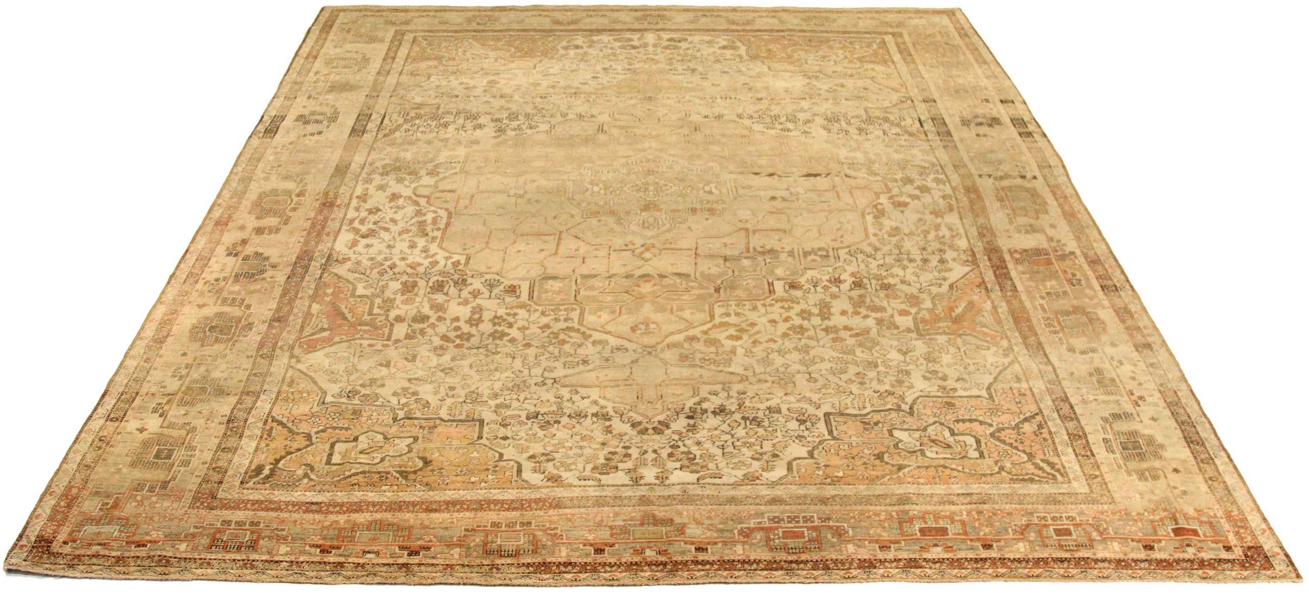 Scopri l'eleganza dei tappeti persiani Farahan con caratteristiche CIRCA 1880. Progettato con lana e marrone-avorio-rosa, questo design esclusivo è perfetto per valorizzare il tuo spazio.