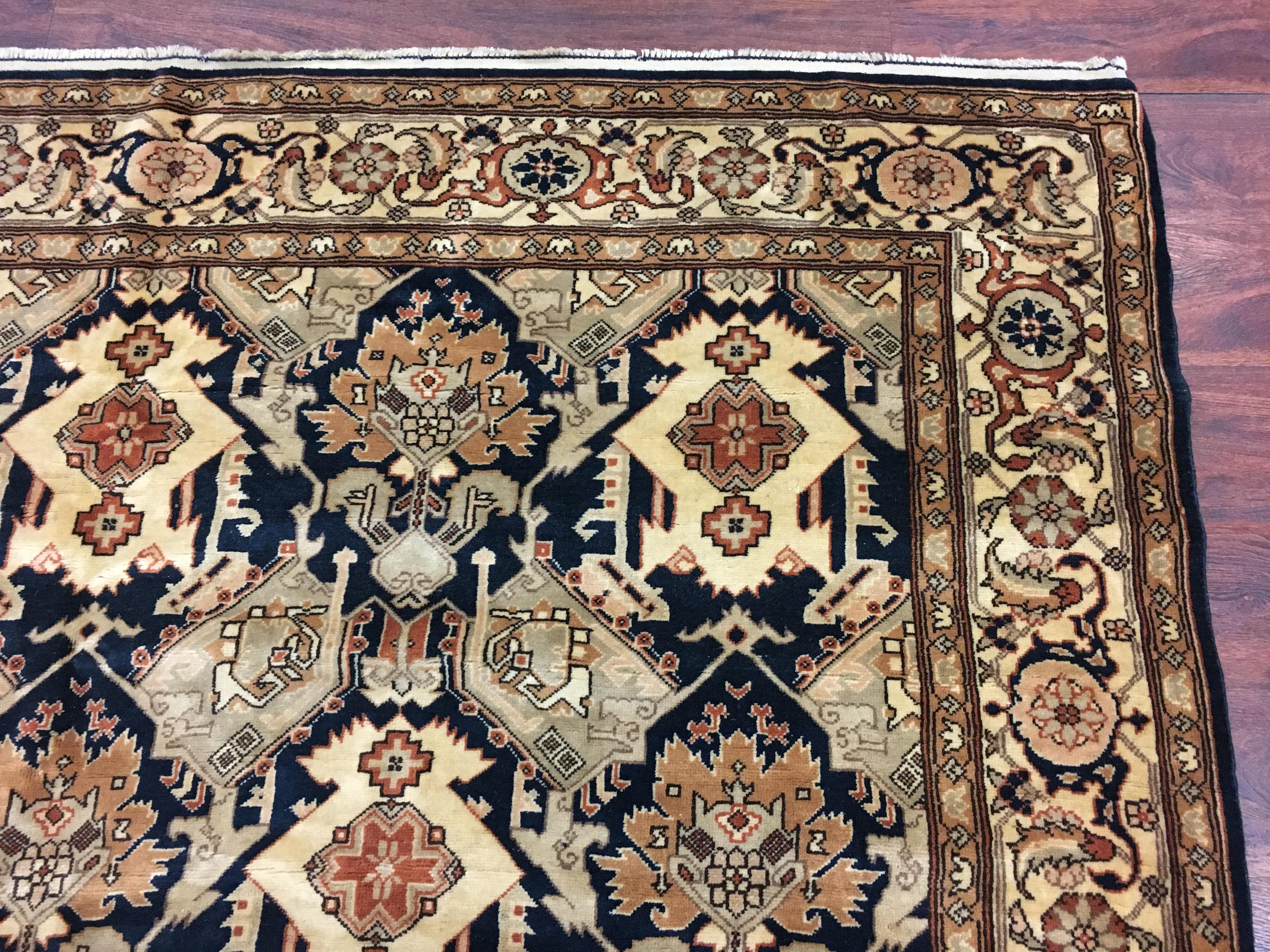 Persian Farahan Fine Hand-Knotted Wool Rug, circa 1970 For Sale 4