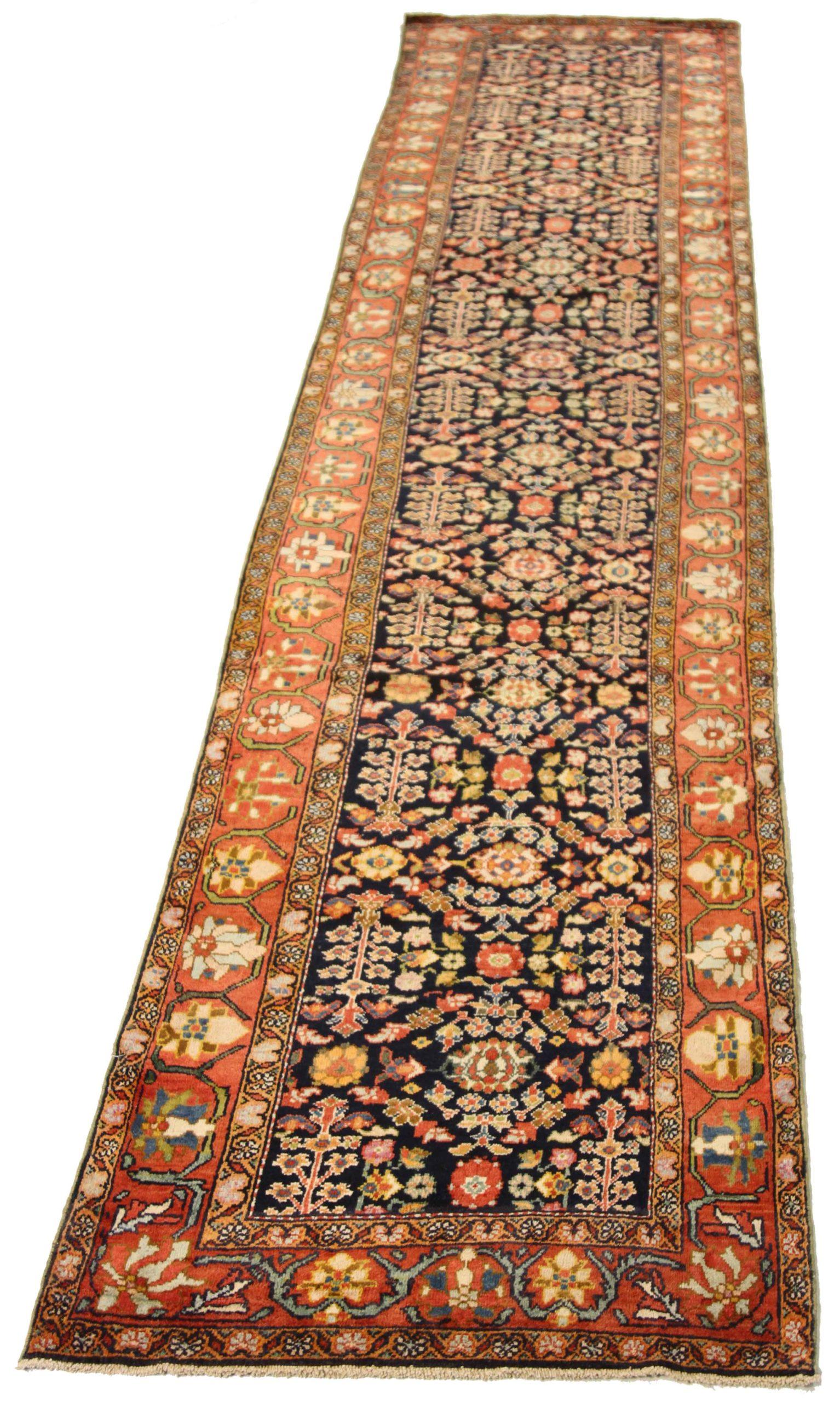 Entdecken Sie die Eleganz des persischen Farahan-Teppichs mit Läufer. Dieses exklusive Design, das mit viel Liebe zum Detail entworfen wurde, ist perfekt, um Ihren Raum zu verschönern.