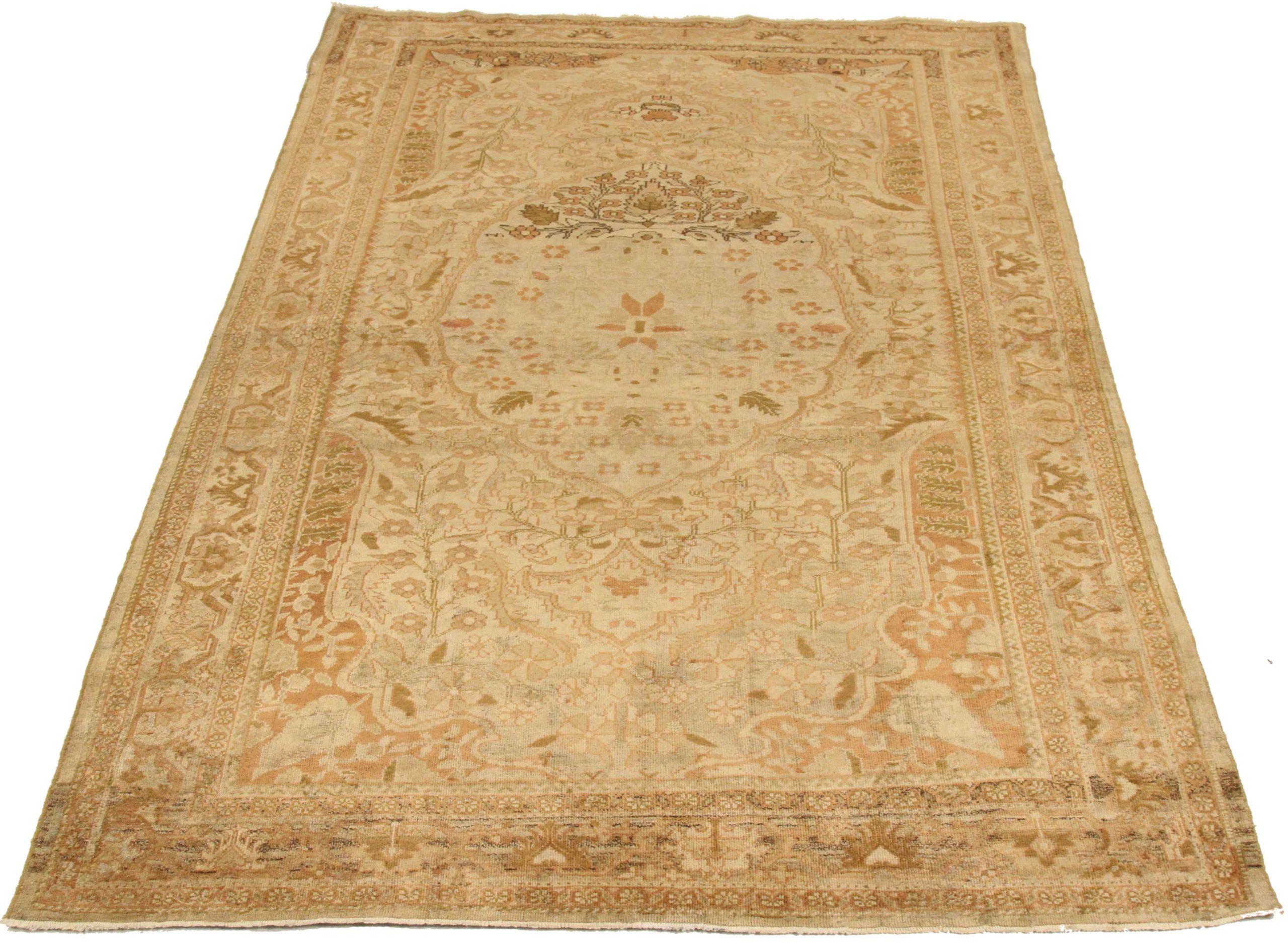 Descubre la elegancia de la Alfombra Persa Farahan Pequeña de Circa 1880. Diseñado con Lana y VerdeMarfilRosa, este diseño exclusivo es perfecto para realzar tu espacio.