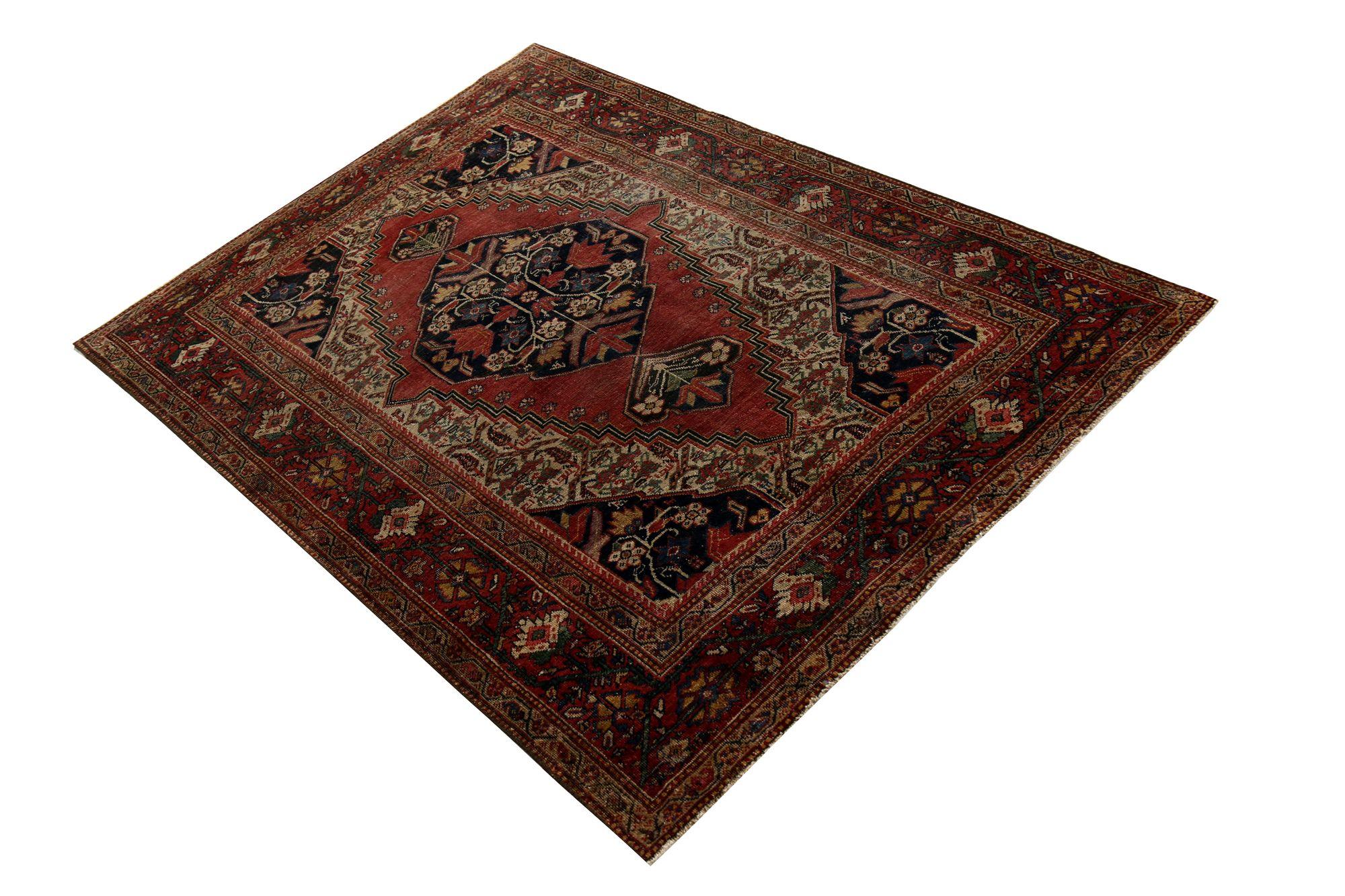 Entdecken Sie die Eleganz des persischen Farahan mit dem kleinen Teppich CIRCA 1880. Dieses exklusive Design aus Wolle und Rot ist perfekt, um Ihren Raum zu verschönern.