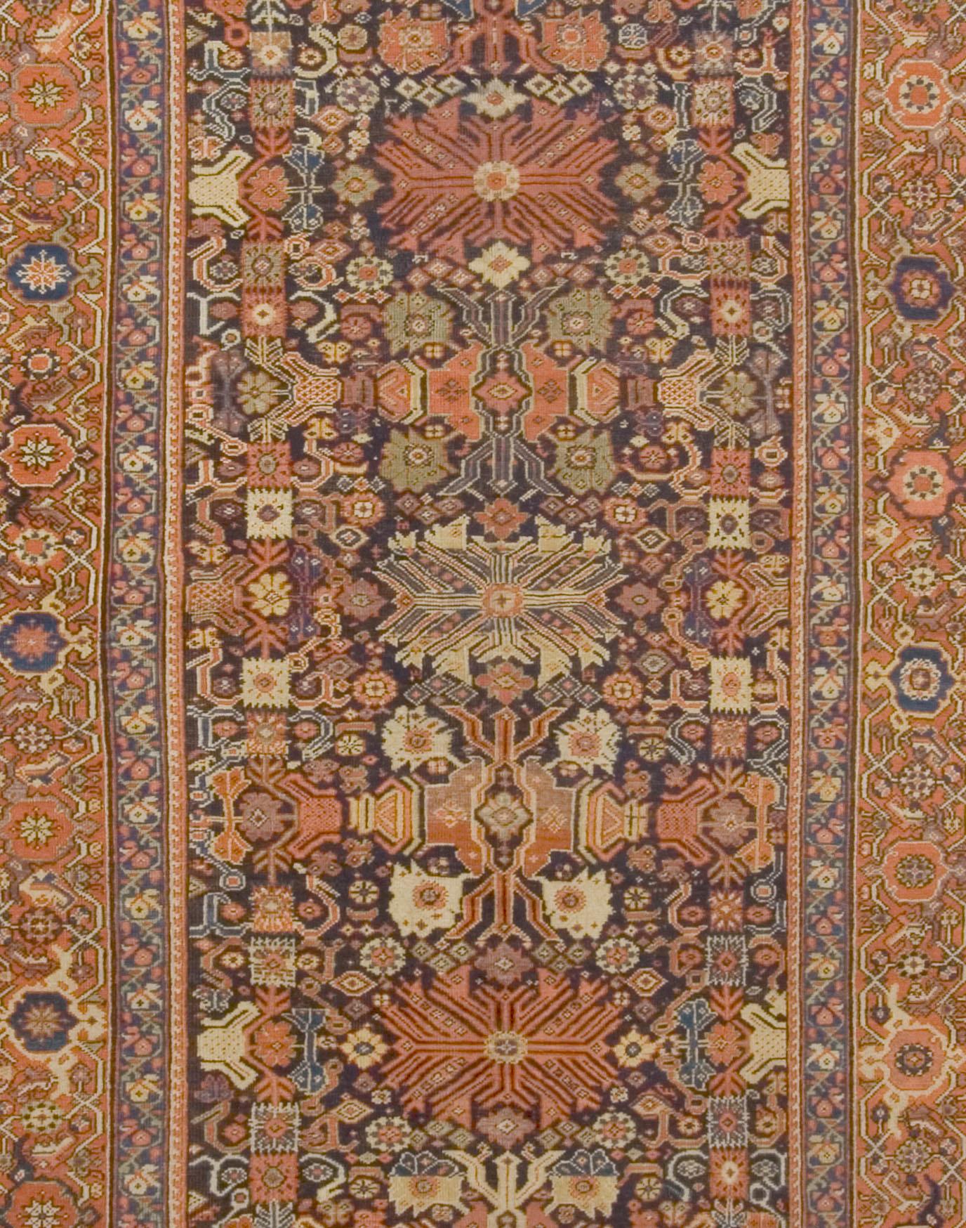 Tapis persan CIRCA, circa 1880, 6' x 12'8. Un joli tapis ancien Feraghan noué à la main. Avec des bleus marine et des nuances de rouge. Situé dans la province de Markazi, à l'ouest de la Perse, le district de Feraghan a tissé, à partir du XVIIIe