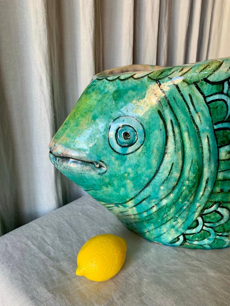 Wunderschönes großes handgefertigtes Vintage-Keramikgefäß in Form eines Fisches mit einer wunderschönen mehrfarbigen Glasur. Diese Art von Fischpflanze wurde in den 1970er Jahren während der Herrschaft des Schahs von Persien in Gärten und Parks in