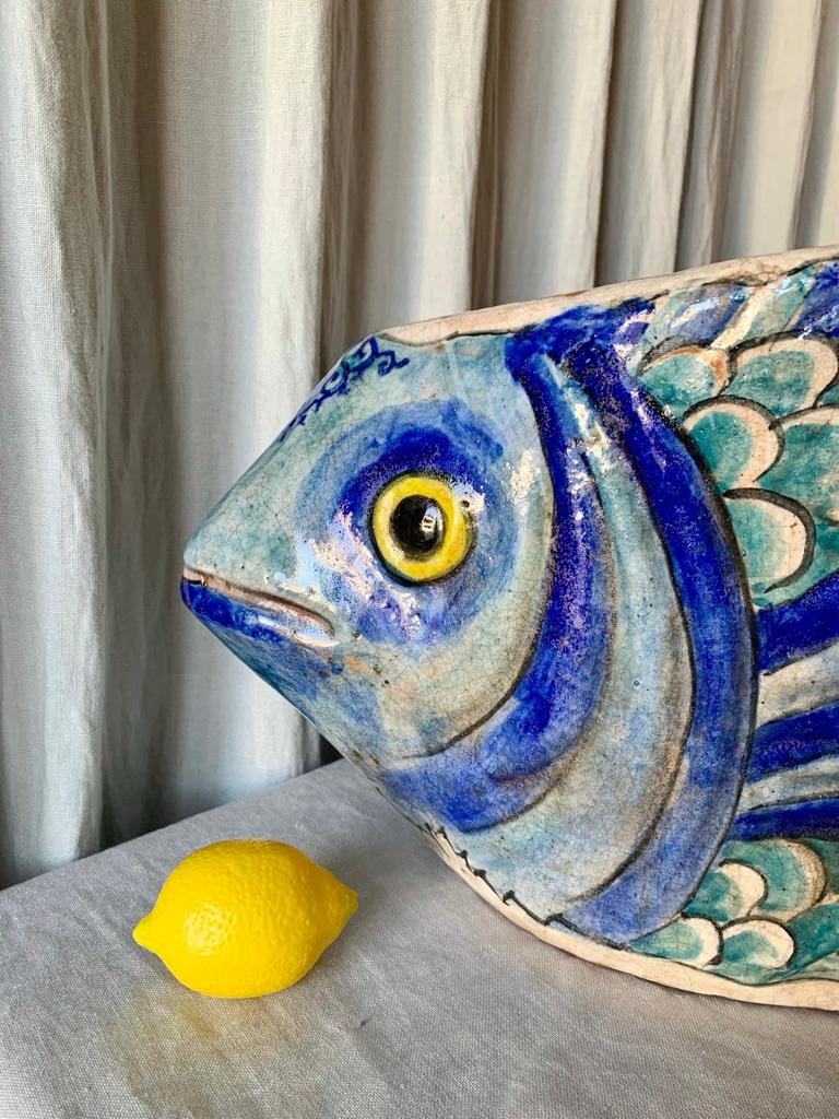 Wunderschönes großes handgefertigtes Vintage-Keramikgefäß in Form eines Fisches mit einer wunderschönen mehrfarbigen Glasur. Diese Art von Fischpflanze wurde in den 1970er Jahren während der Herrschaft des Schahs von Persien in Gärten und Parks in