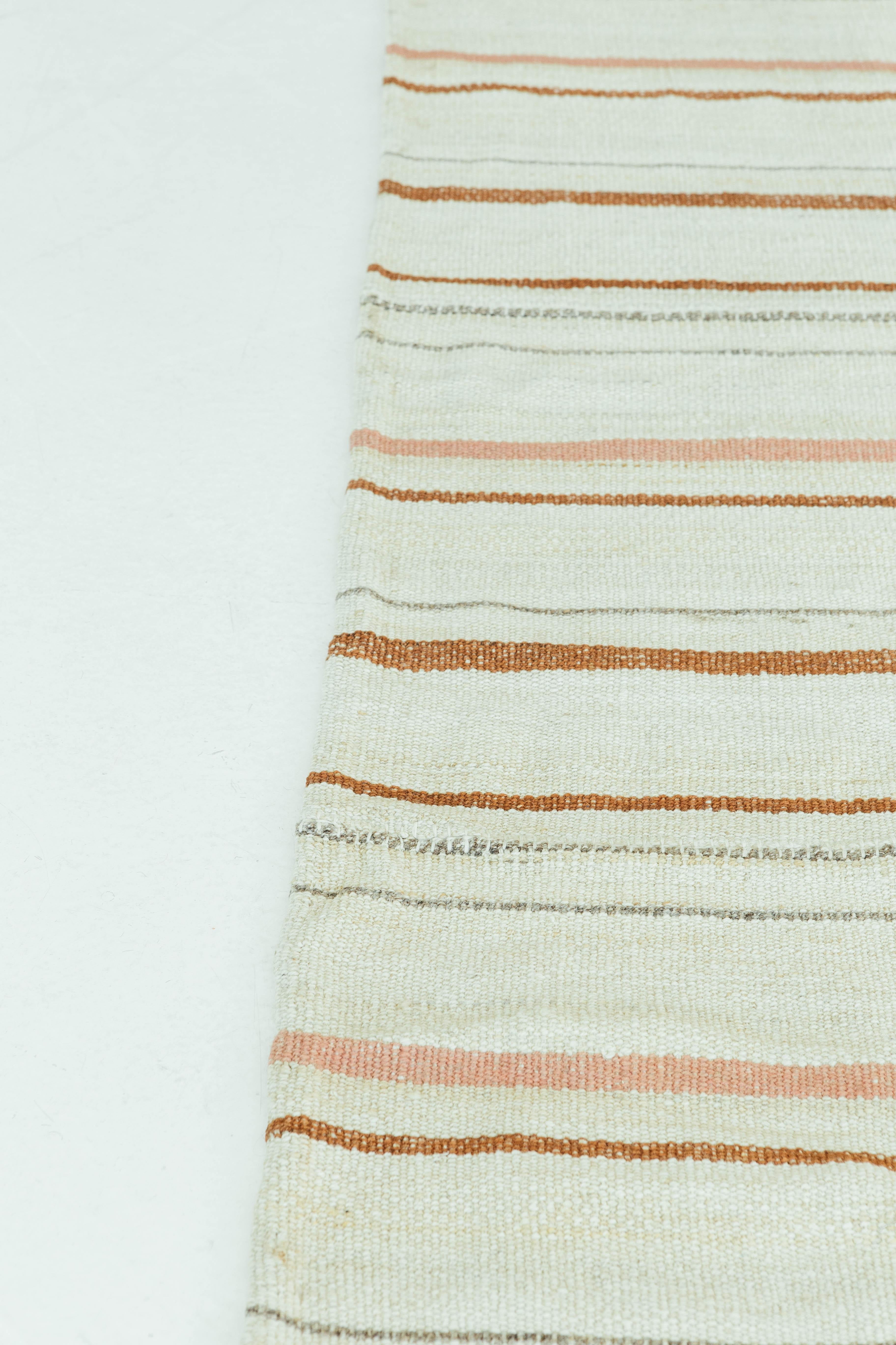 Dieser persische Jejim-Kilim ist ein gebändertes Flachgewebe mit abwechselnden neutralen Farben in Elfenbein, Taupe und Rost. Persische Flachgewebe bestehen aus der besten Wolle und werden auf außergewöhnliche Weise gewebt, um interessante