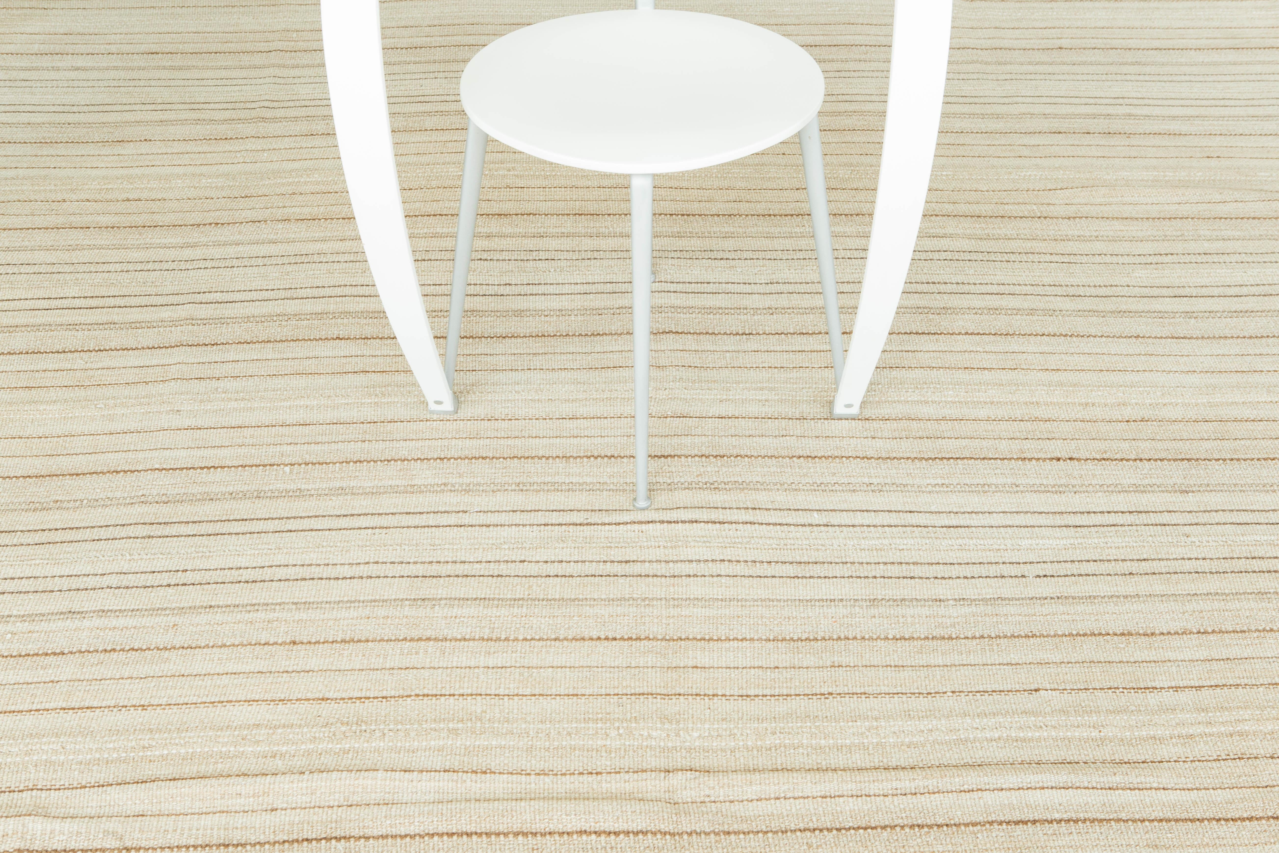 Dieser persische Jejim-Kilim ist ein gebändertes Flachgewebe mit abwechselnden neutralen Farben in Taupe und Brauntönen. Persische Flachgewebe bestehen aus der besten Wolle und werden auf außergewöhnliche Weise gewebt, um interessante Strukturen zu