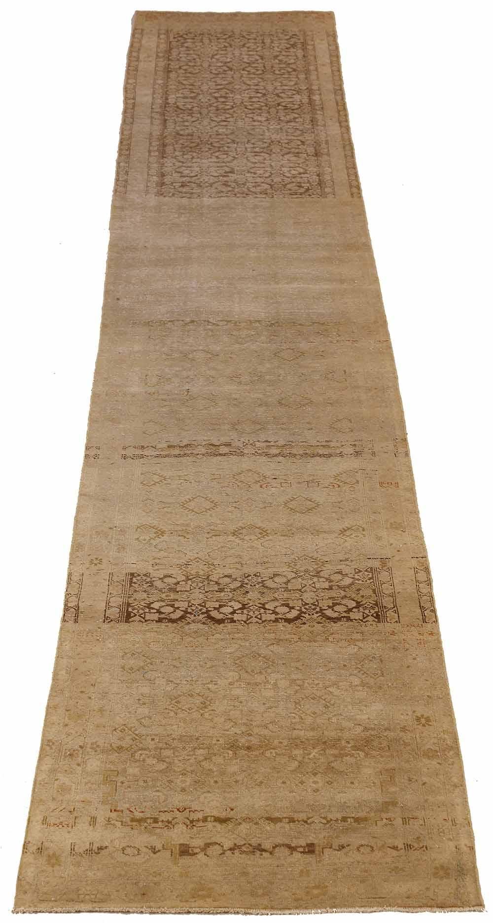 Descubre la elegancia de la Alfombra Persa de Tejido Plano Circa 1880. Diseñado con meticulosa atención al detalle, este diseño exclusivo es perfecto para realzar tu espacio.