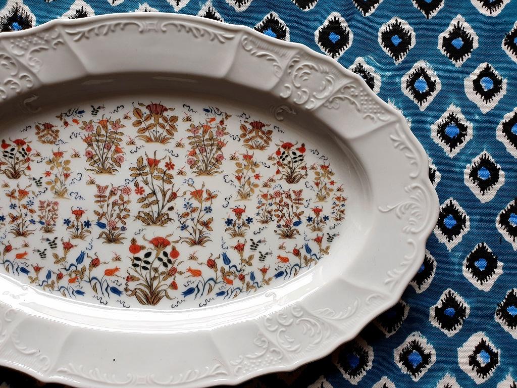 Il magico mondo della Persia ispira diverse nostre collezioni, dai piatti ai vassoi.
Questo vassoio è un pezzo unico creato ispirandosi ai tappeti floreali persiani.
Un percorso di fiori sulla tavola.
